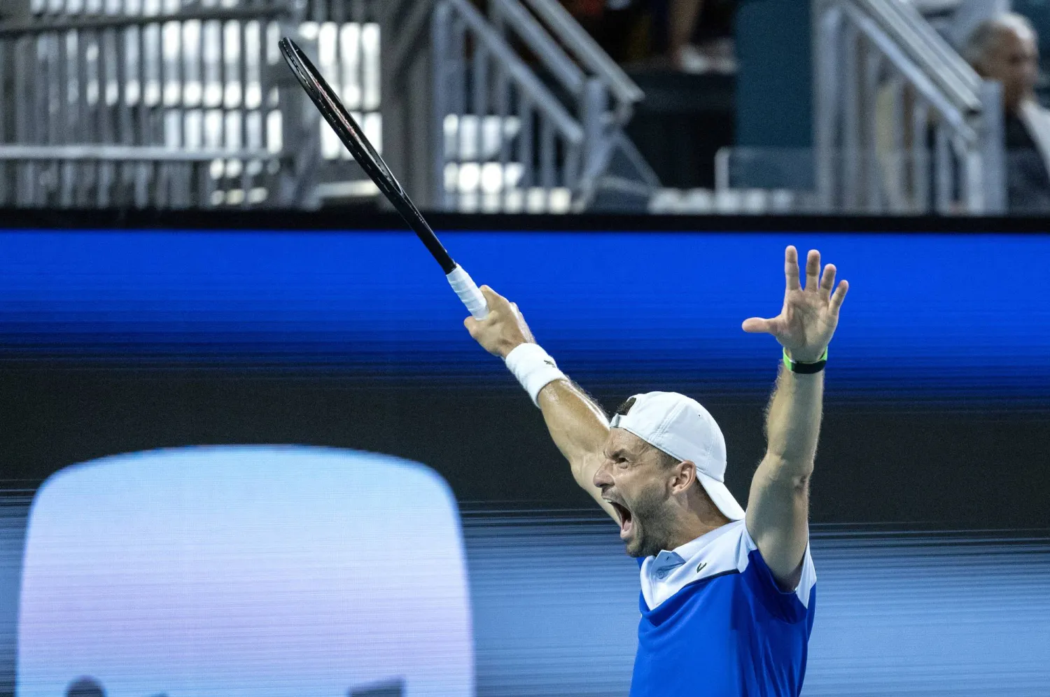 دميتروف يحتفل بنصره الكبير (إ.ب.أ)