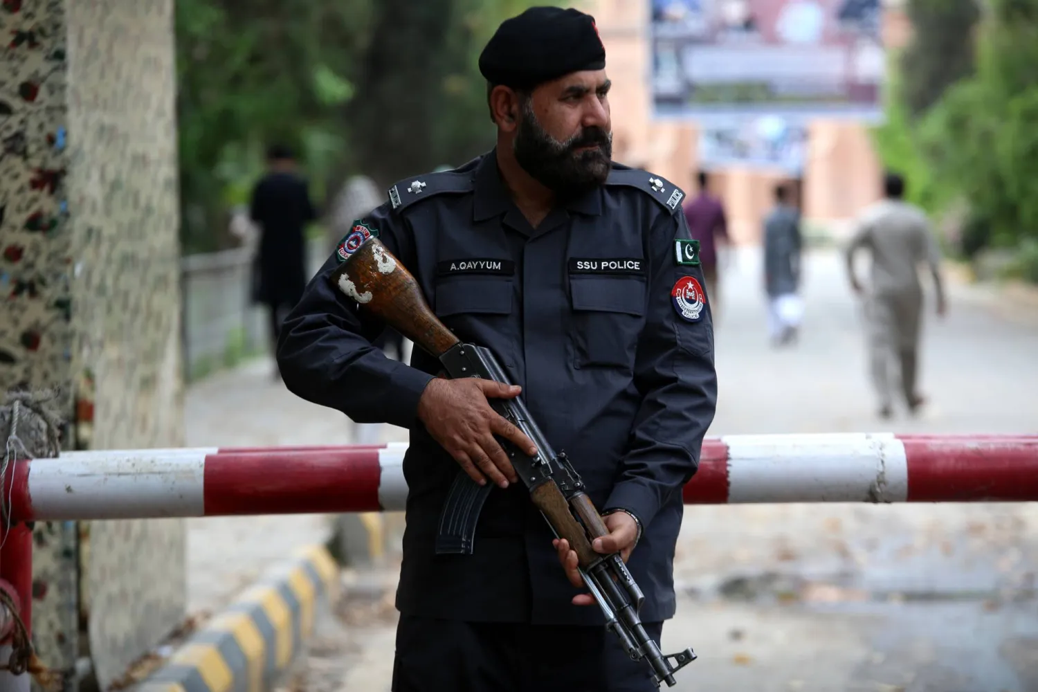 مسؤول أمني باكستاني يقف حارساً خارج الكنيسة بينما يحضر أفراد من مجتمع الأقلية المسيحية قداس الجمعة العظيمة في كنيسة كاتدرائية القديس يوحنا في بيشاور (باكستان) 29 مارس 2024  (إ.ب.أ)