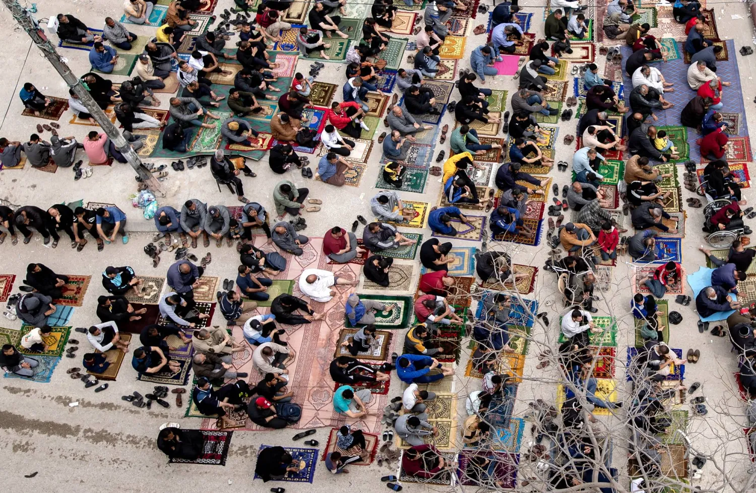 جانب من صلاة الجمعة في رفح اليوم (إ.ب.أ)