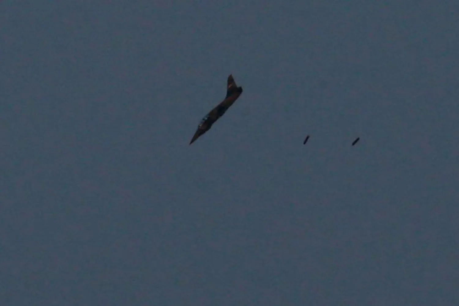 طائرة تلقي قنابل فوق سوريا قرب الحدود الإسرائيلية - السورية (أرشيفية - رويترز)