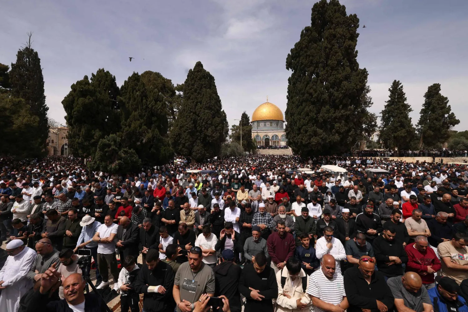 مسلمون يصلون صلاة الجمعة في المسجد الأقصى بالقدس (أ.ف.ب)