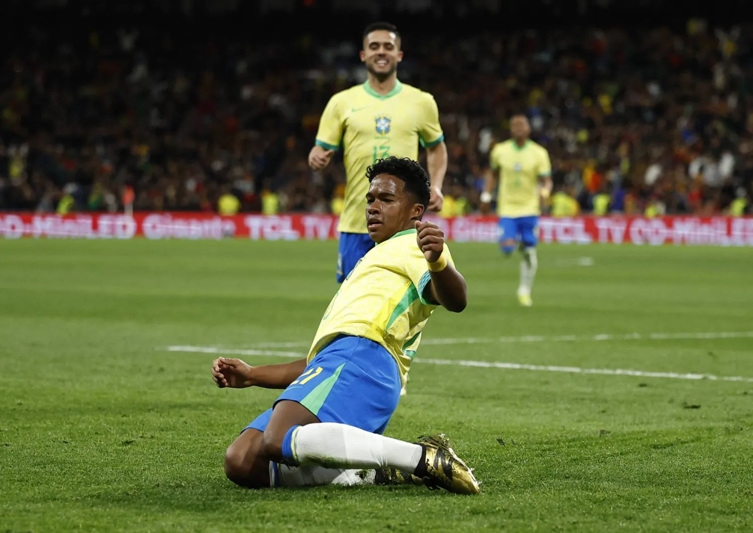 البرازيلي إندريك محتفلاً بهدفه في مرمى إسبانيا خلال الودية الأخيرة (رويترز)