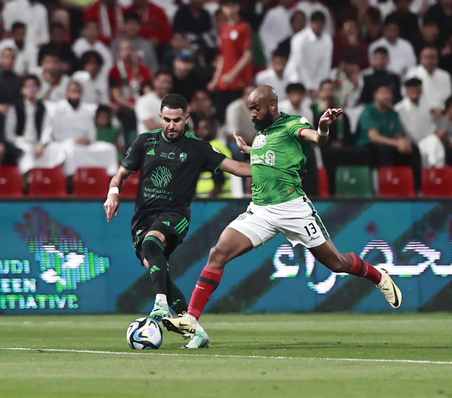 مواجهة مثيرة جمعت الاتفاق والأهلي في الدمام (تصوير: عيسى الدبيسي)