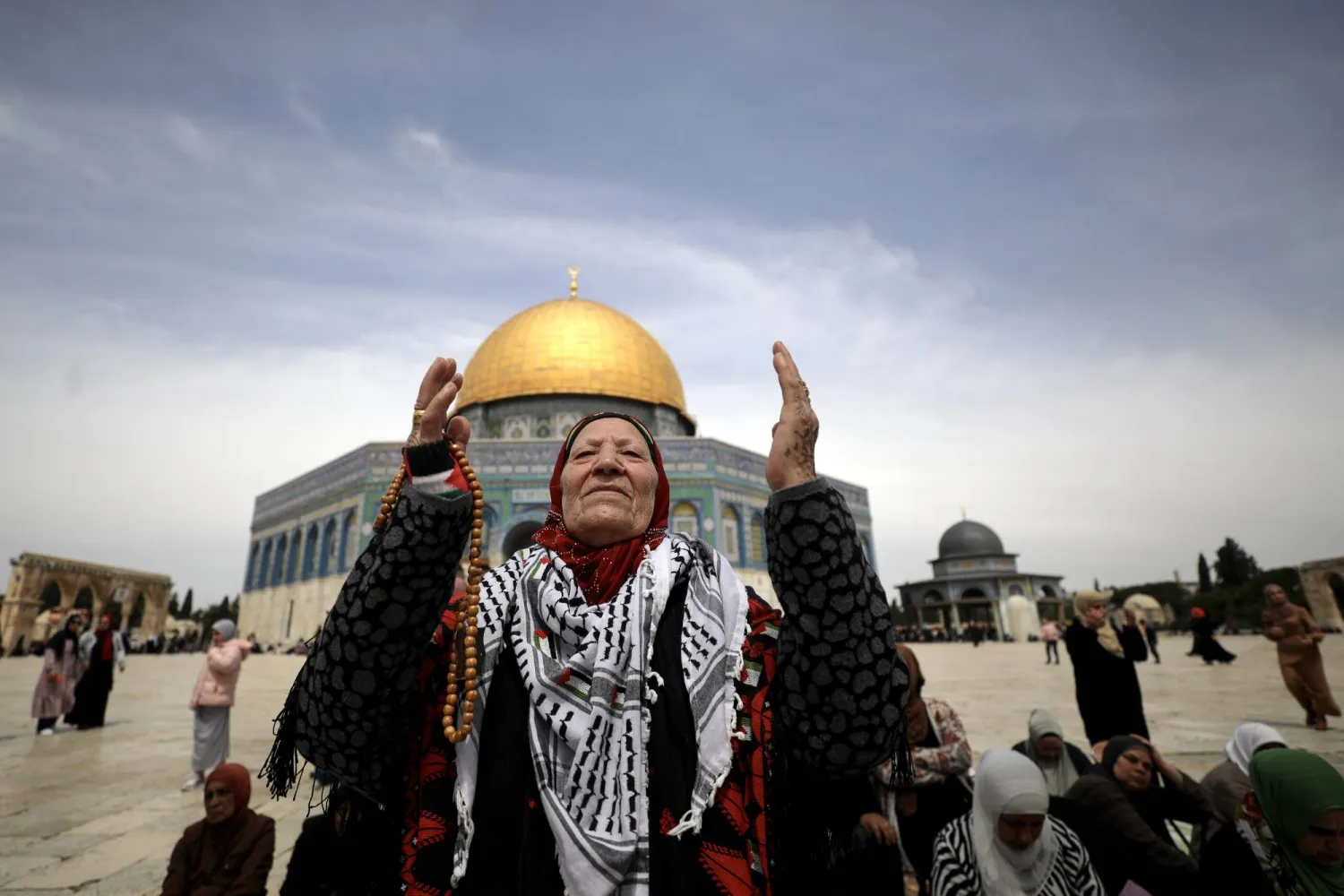سيدة فلسطينية خلال صلاة الجمعة في باحة المسجد الأقصى أمس (إ.ب.أ)