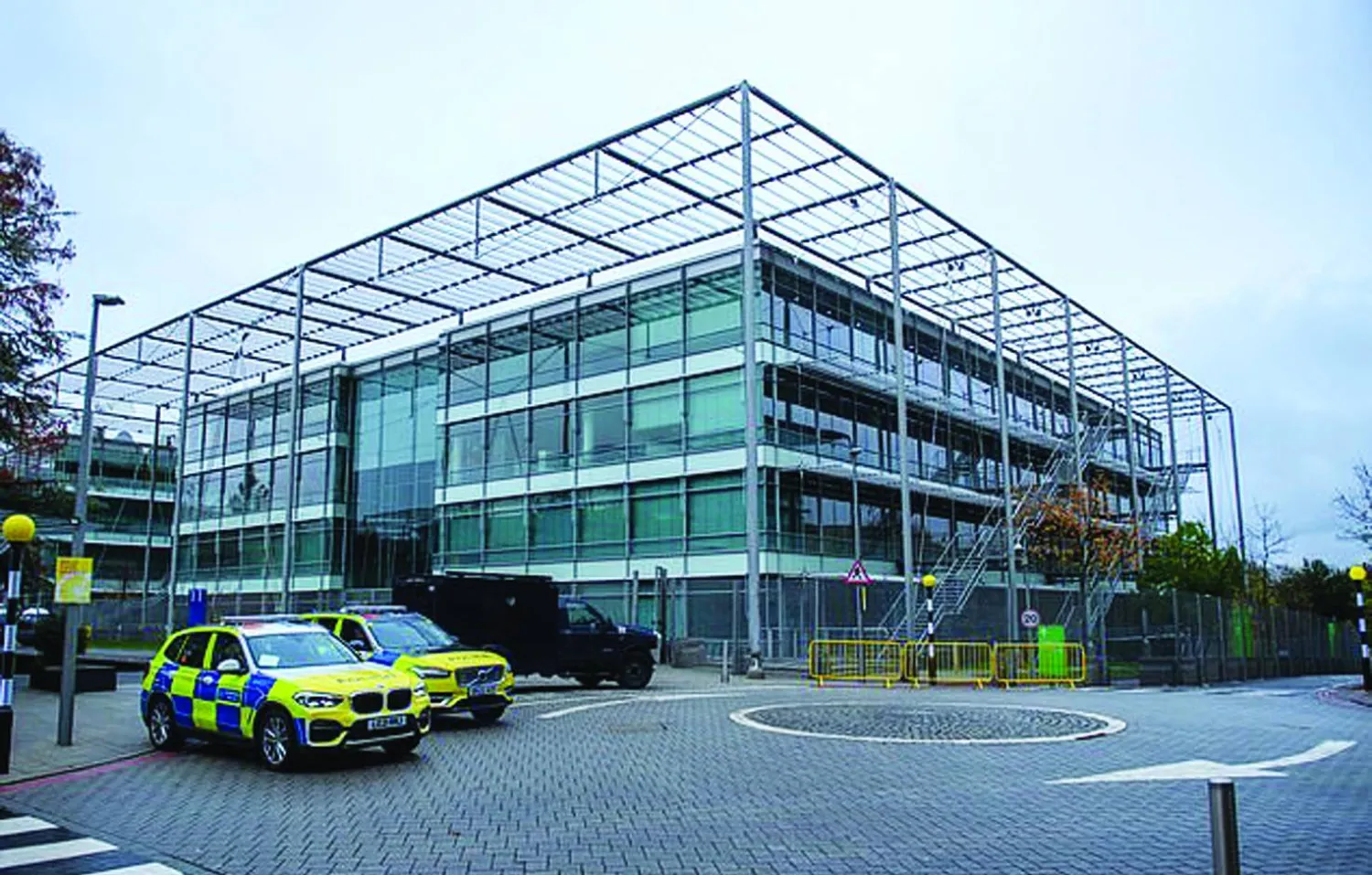 مقر «إيران إنترناشيونال» السابق بحراسة شرطة مكافحة الإرهاب (أرشيفية - لندن نيوز)