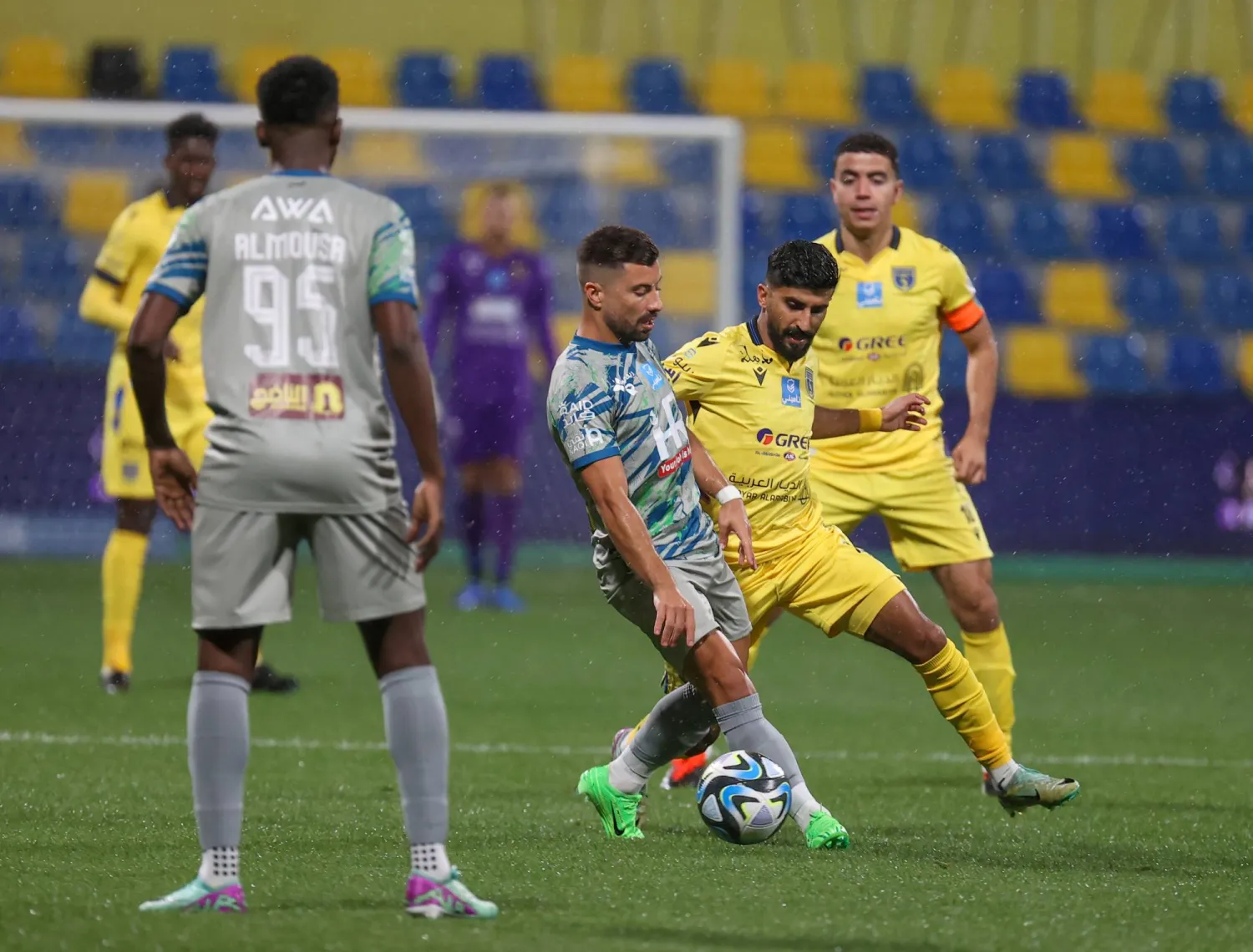 من المواجهة التي جمعت التعاون والحزم وكسبها الأول برباعية (تصوير: صالح الغنام)