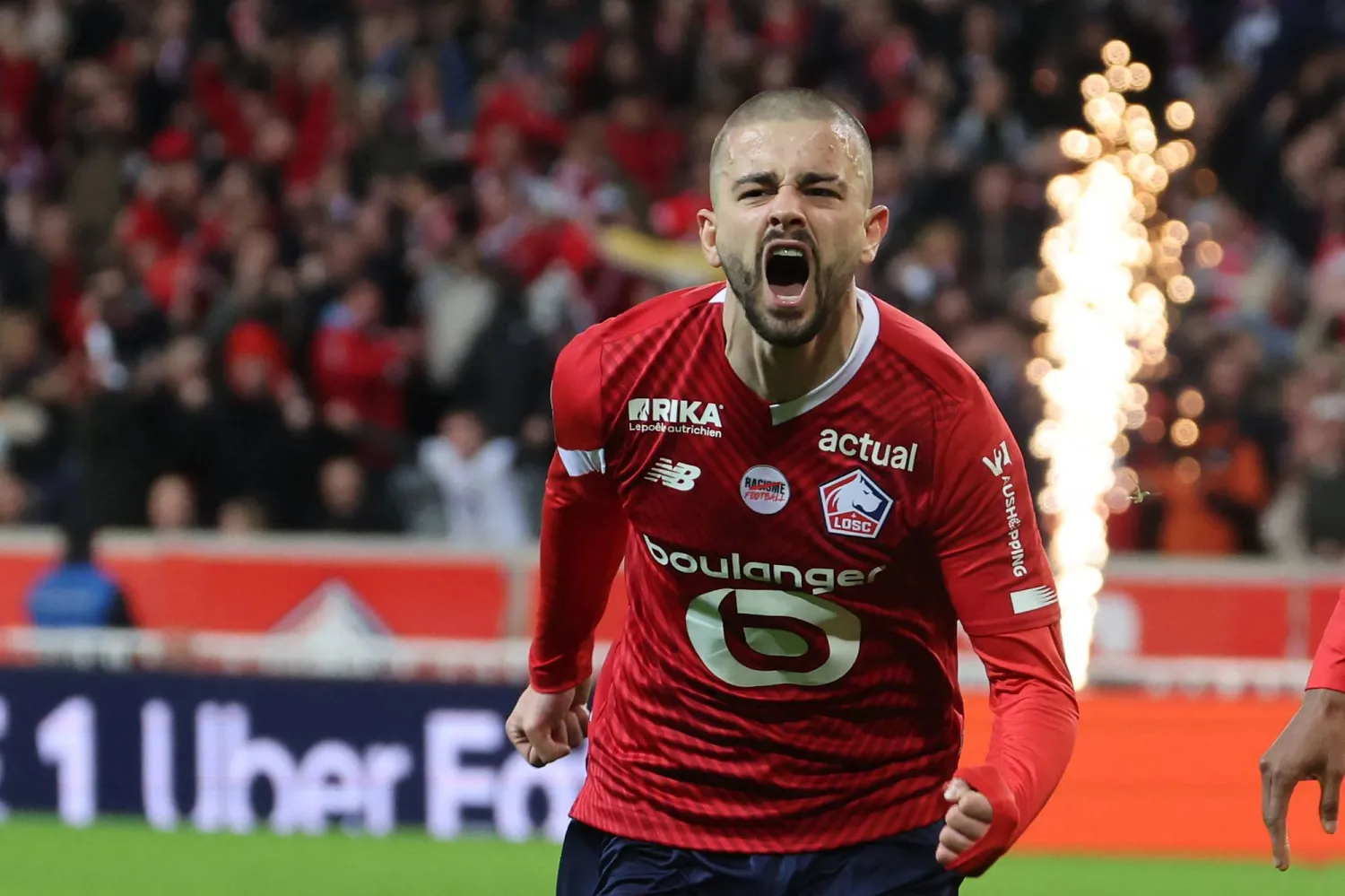 إيدون جيغروفا محتفلا بهدفه الثاني في لنس (أ.ف.ب)