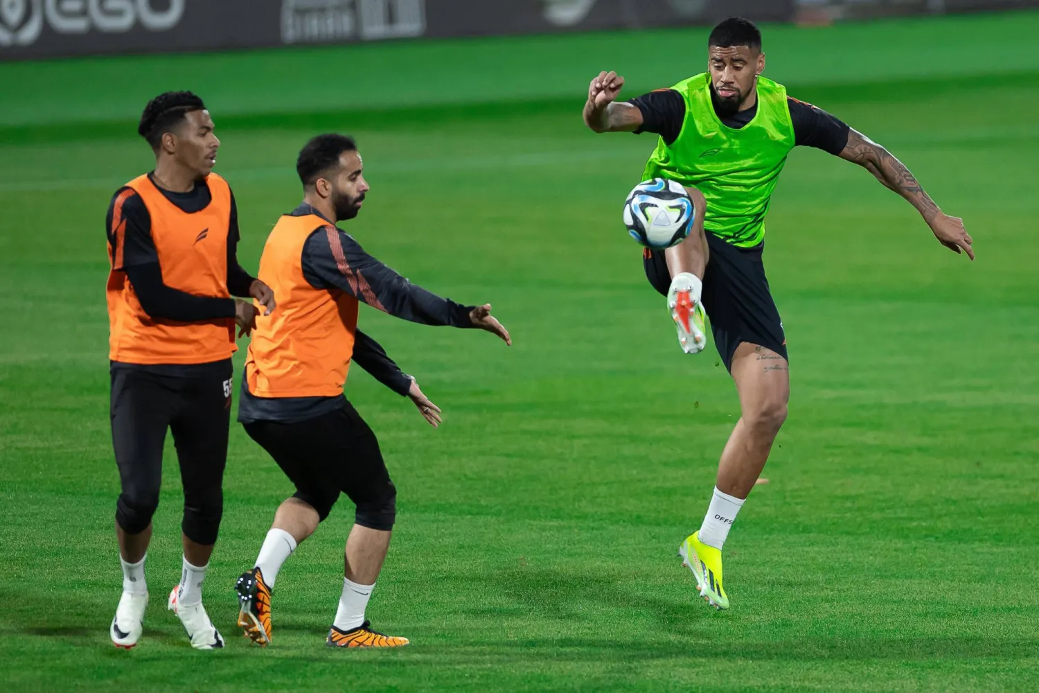 من استعدادات الشباب الأخيرة للقمة الكروية أمام المتصدر (نادي الشباب)