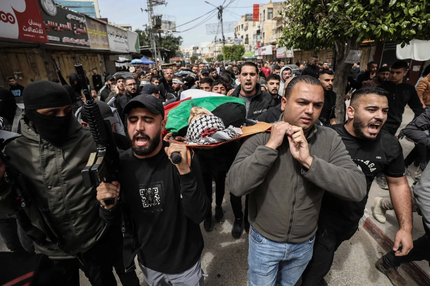 تشييع فلسطينيين قتلوا خلال عملية للجيش الإسرائيلي في مخيم جنين بالضفة الغربية (د.ب.أ)