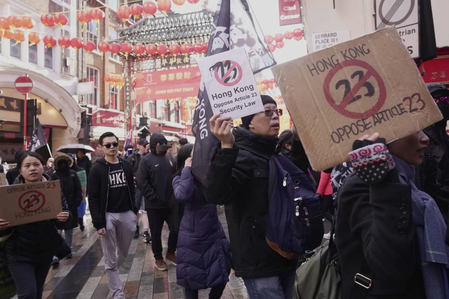 نشطاء  يشاركون في احتجاج ضد قانون الأمن القومي الجديد في هونغ كونغ (أ.ب)