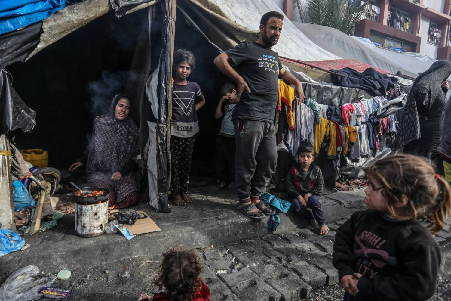 عائلة فلسطينية لاجئة تعيش في خيمة مؤقتة في رفح وسط حرب غزة (د.ب.أ)