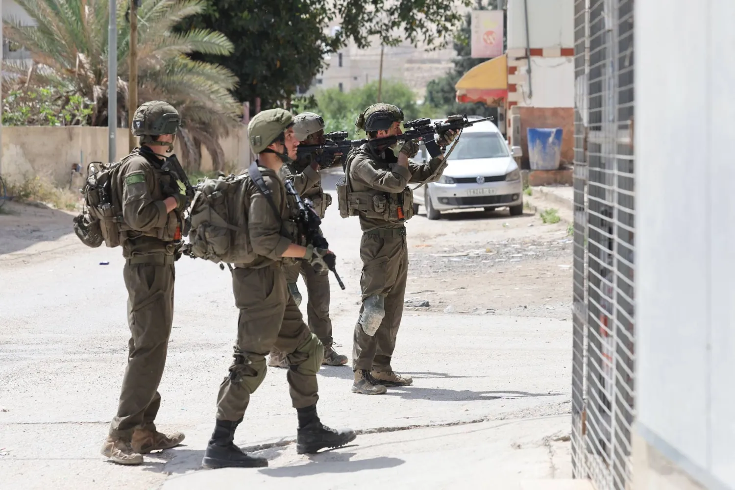 قوات الأمن الإسرائيلية تتفحص منطقة هجوم إطلاق نار في العوجا بالضفة الغربية المحتلة في 28 مارس 2024 (أرشيفية - أ.ف.ب)