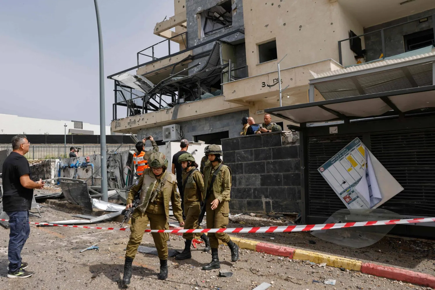 قوات إسرائيلية تتفقد مبنى أصيب بصاروخ لـ«حزب الله» في كريات شمونة شمال إسرائيل (أ.ف.ب)