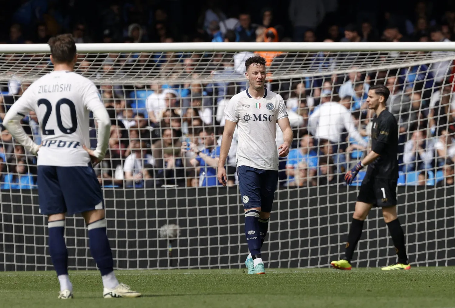 حسرة لاعبي نابولي بعد الإخفاق (رويترز)