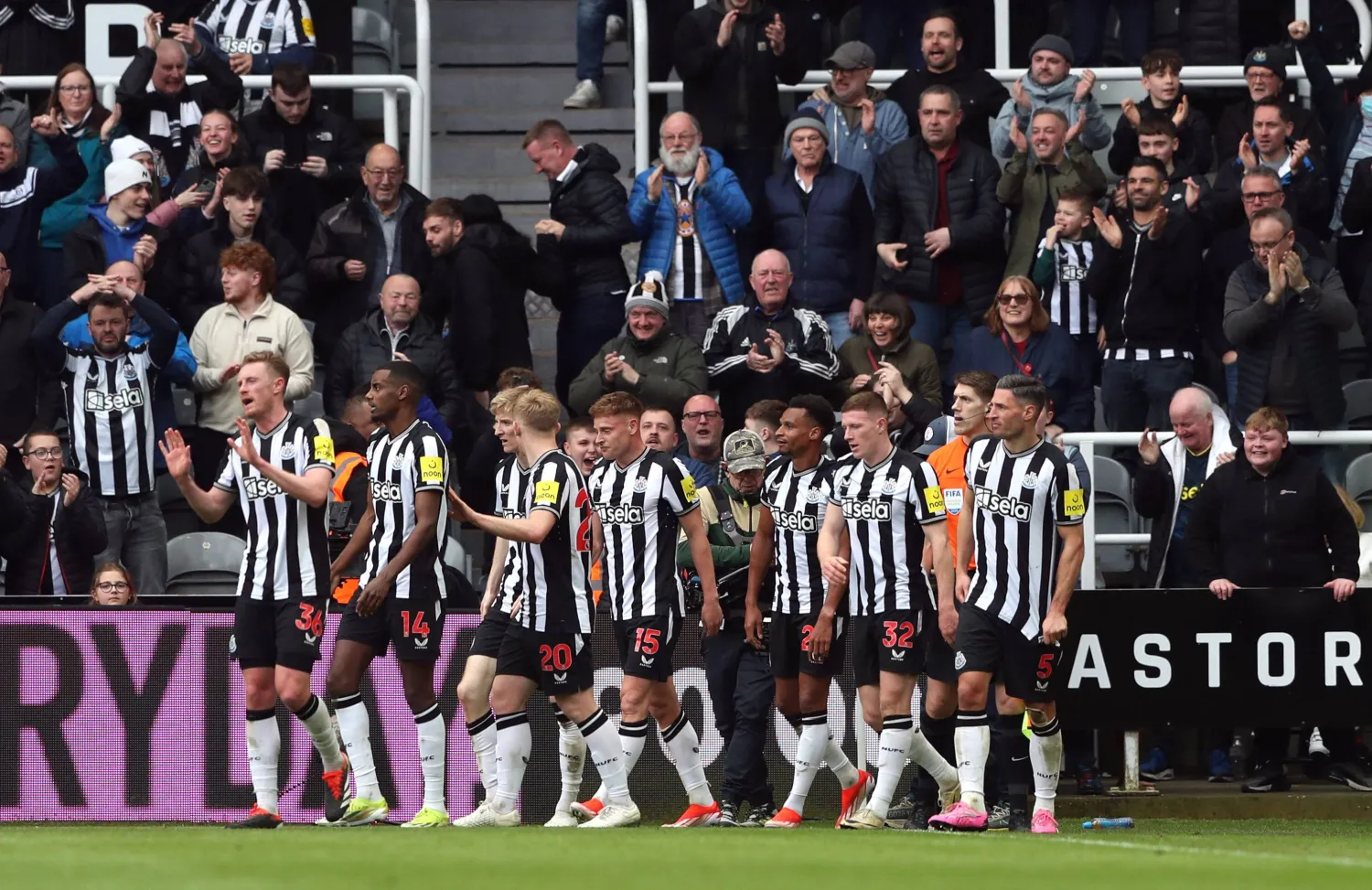 لاعبو نيوكاسل يحتفلون بفوزهم الثمين (رويترز)