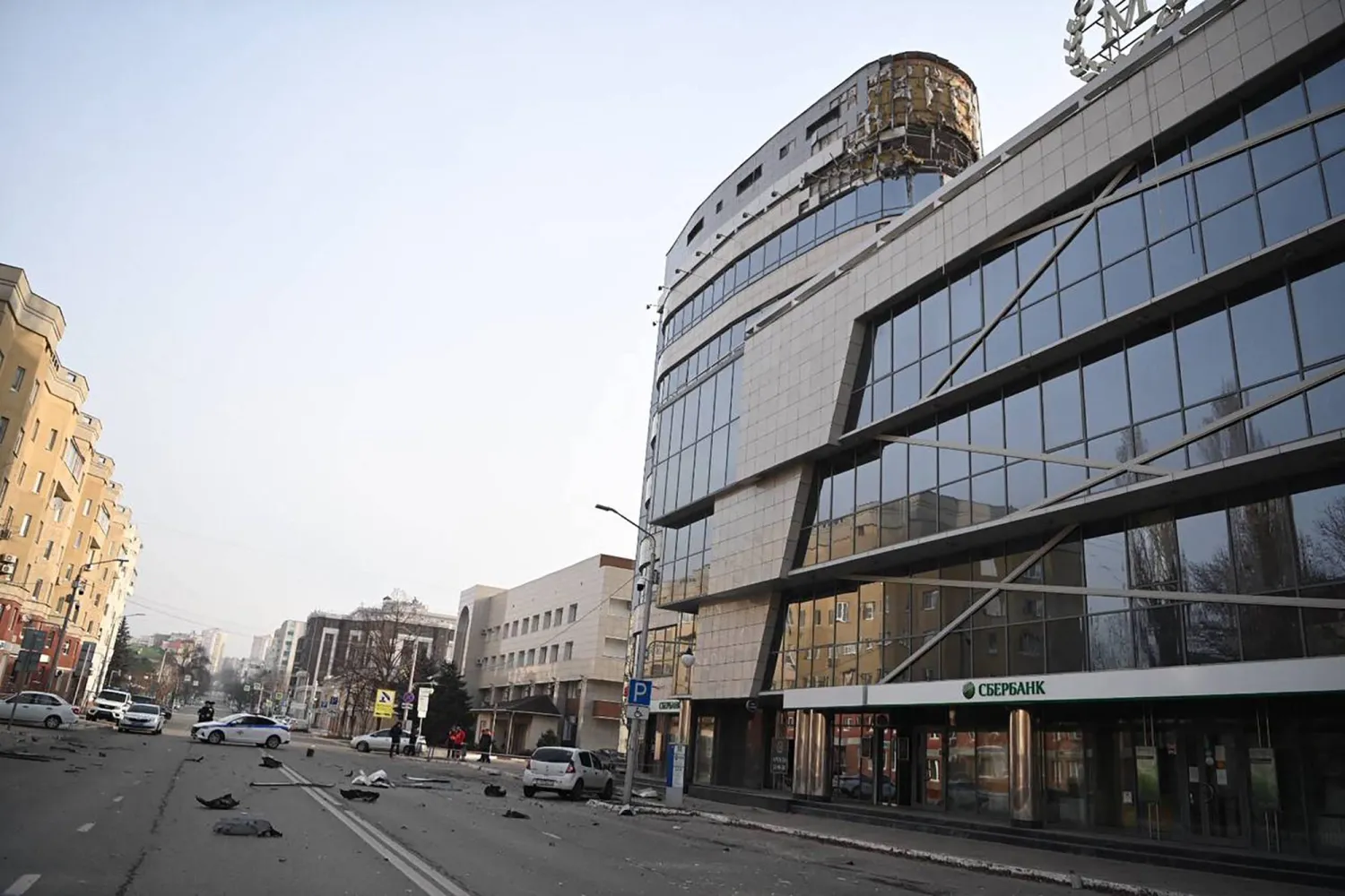 آثار الهجمات الجوية الجديدة على بيلغورود في روسيا (أ.ف.ب)