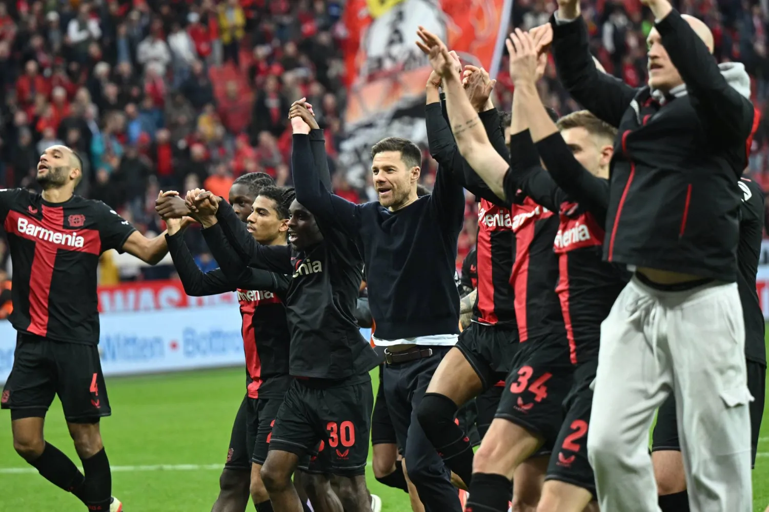 ألونسو ولاعبوه يحتفلون بالفوز العصيب على هوفنهايم (غيتي)