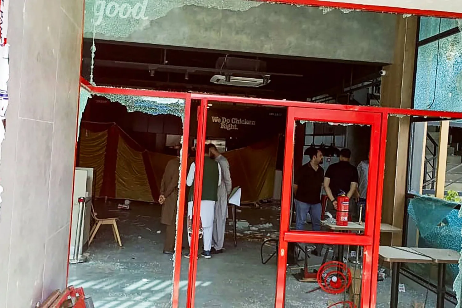 المطعم المحطم في باكستان (أ.ف.ب)