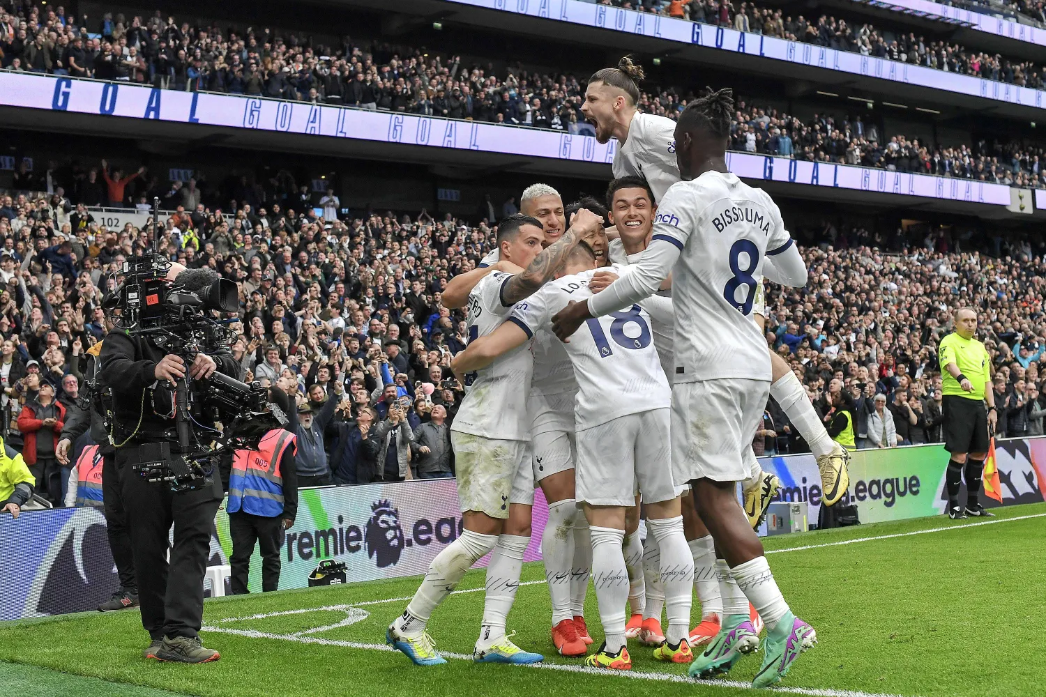 لاعبو توتنهام يحتفلون بهدف الفوز على لوتون تاون (إ.ب.أ)