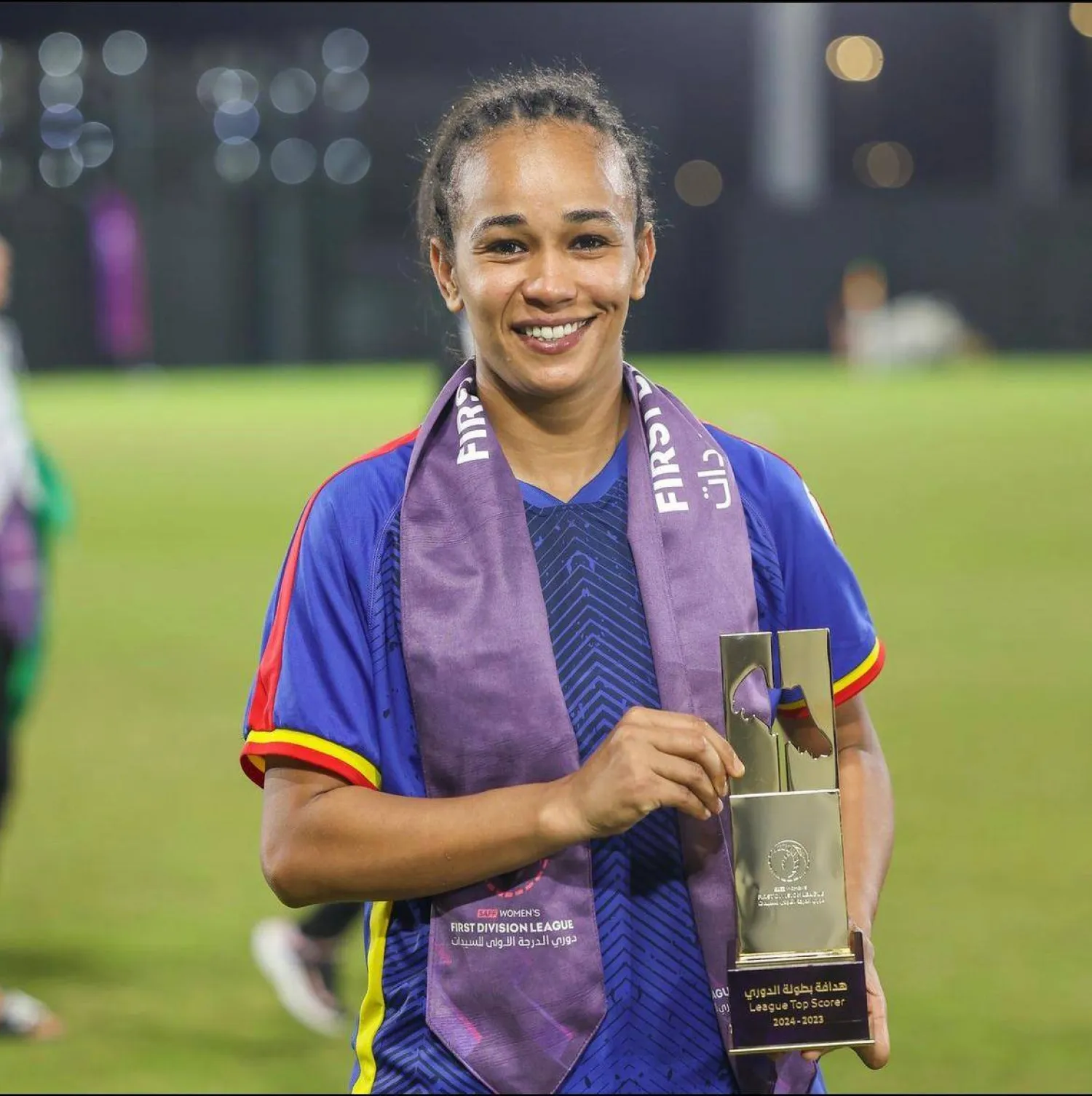 فاطمة مسعود لدى تتويجها بجائزة هدافة دوري الدرجة الأولى للسيدات (الشرق الأوسط)