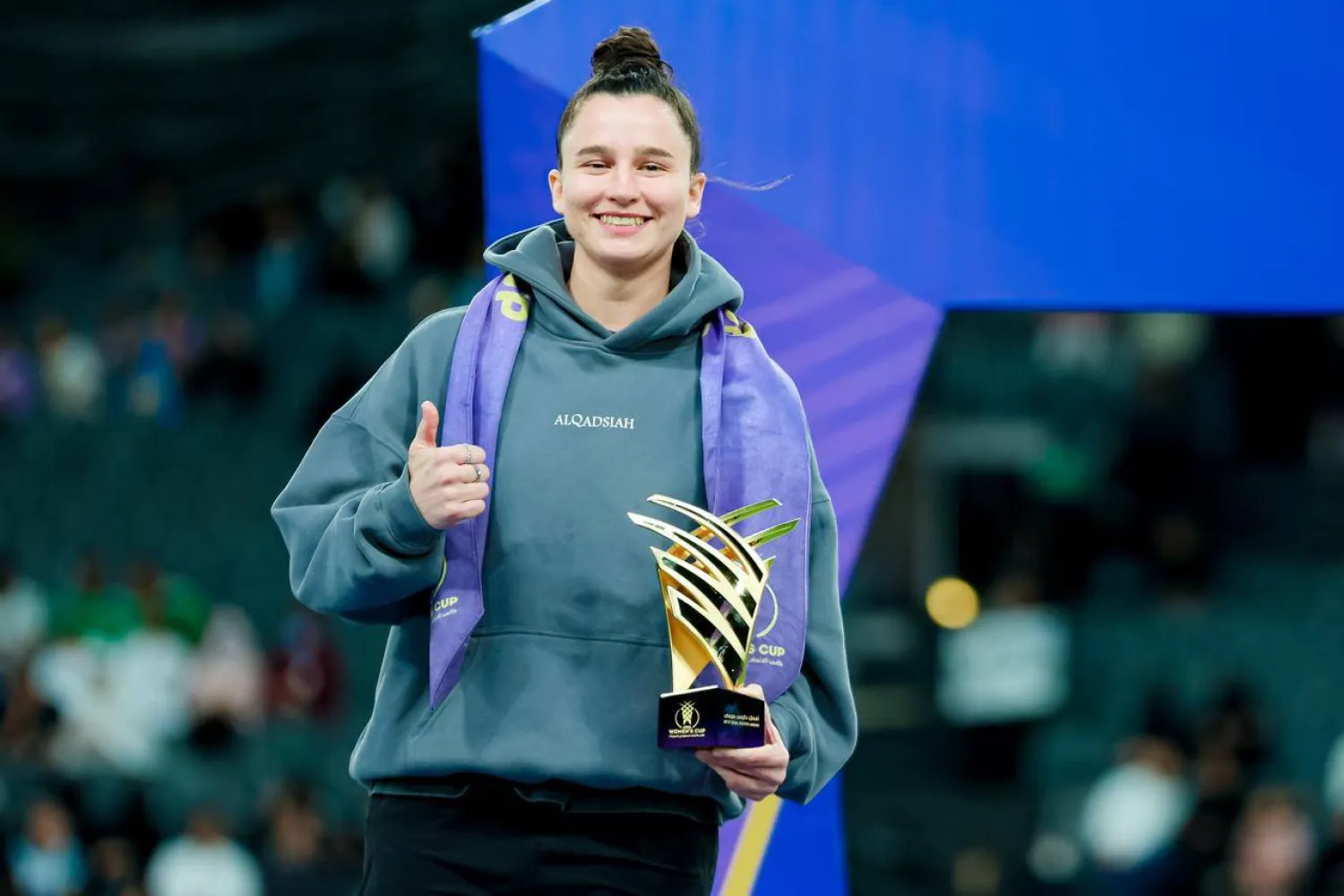 هاريس لدى تتويجها بجائزة أفضل حارسة (الشرق الأوسط)