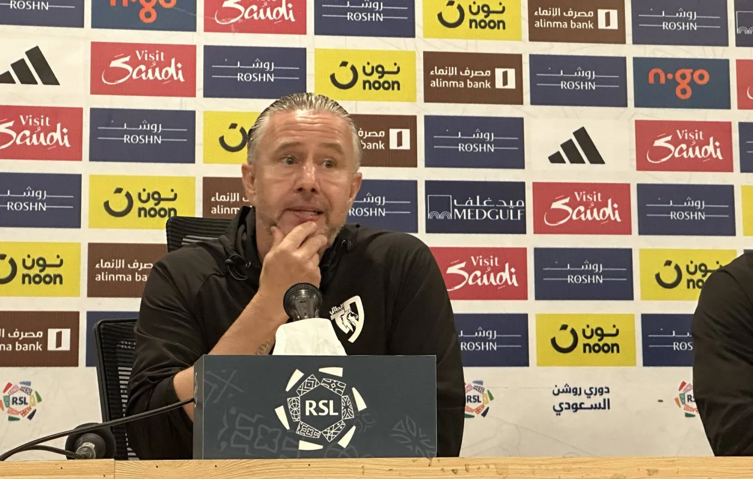 ريجيكامب مدرب فريق الطائي في المؤتمر الصحافي (الشرق الأوسط) 