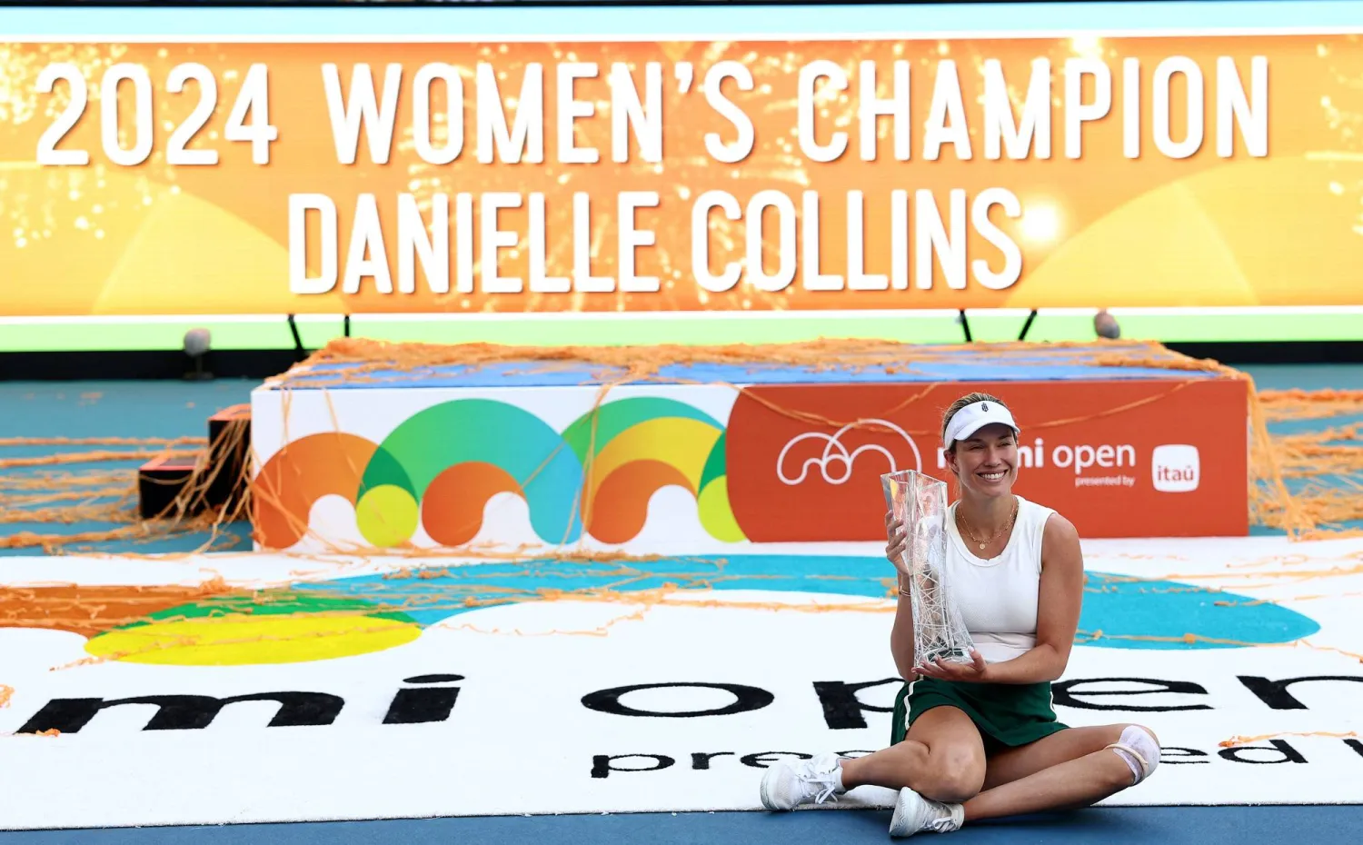 النجمة الأميركية خلال تتويج كولينز باللقب الكبير (أ.ف.ب)