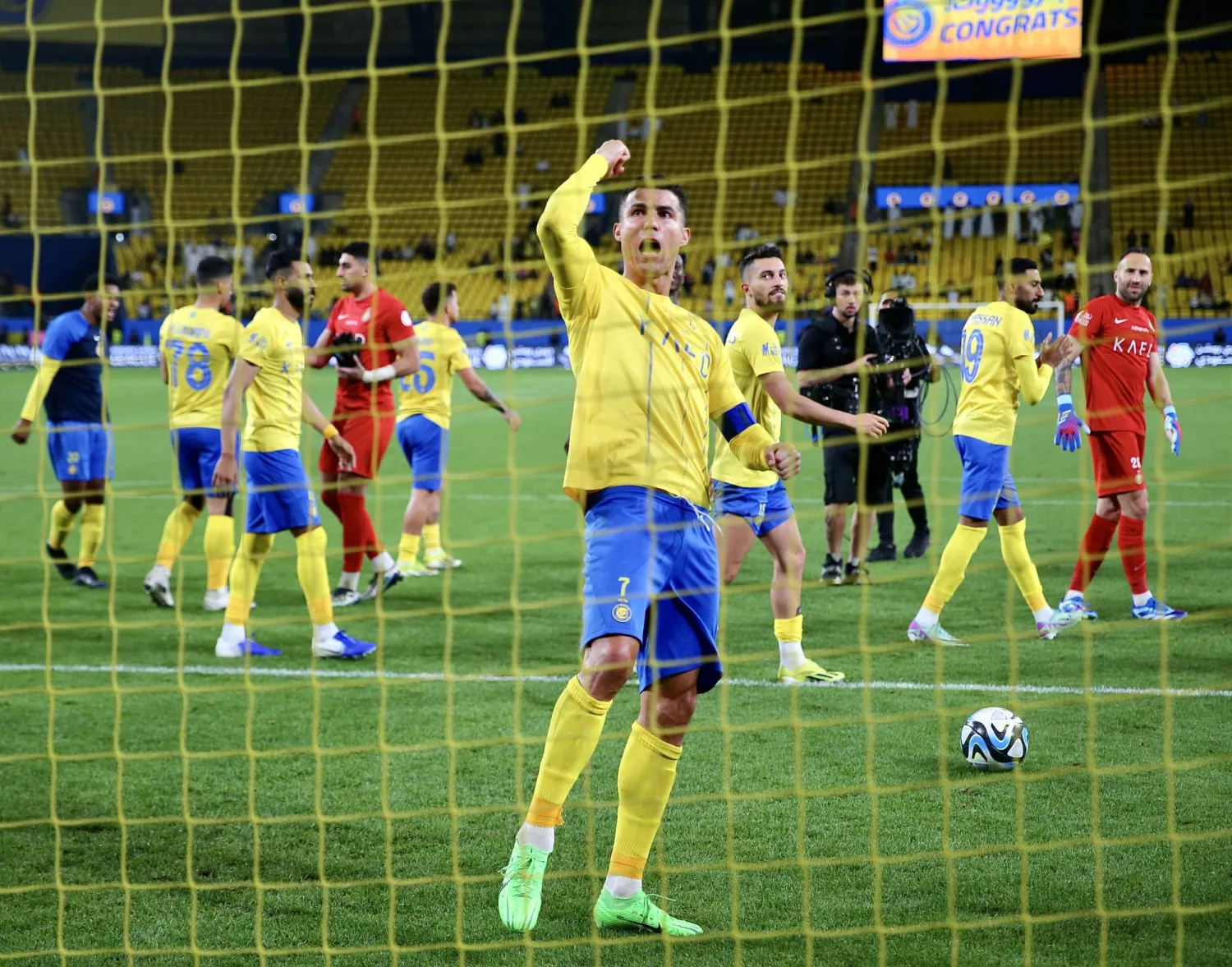 رونالدو محتفلا مع جماهير النصر عقب الفوز على الطائي (تصوير: عبدالعزيز النومان)