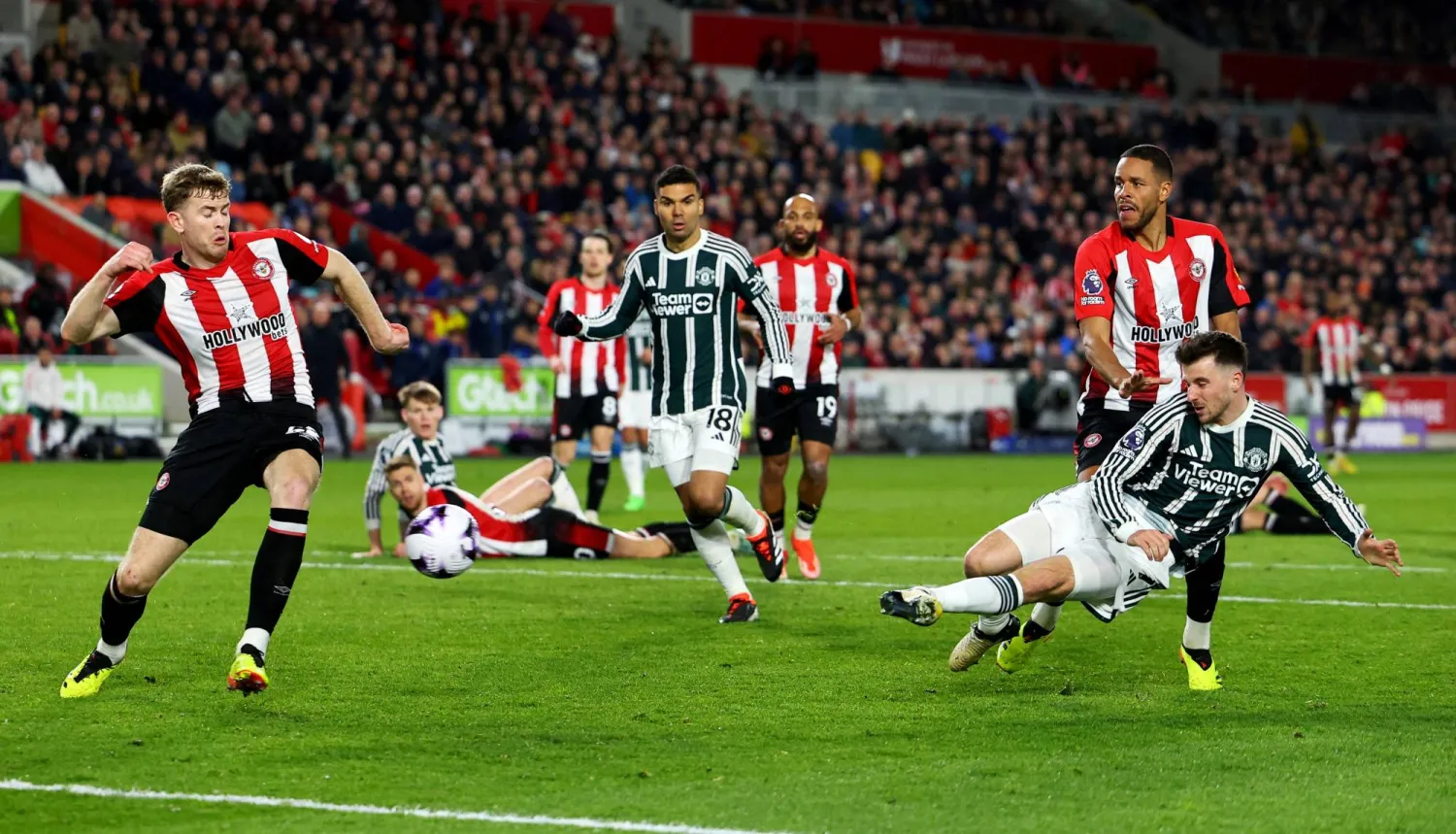 مان يونايتد أخفق في الحفاظ على هدف ماونت في شباك برنتفورد (رويترز)