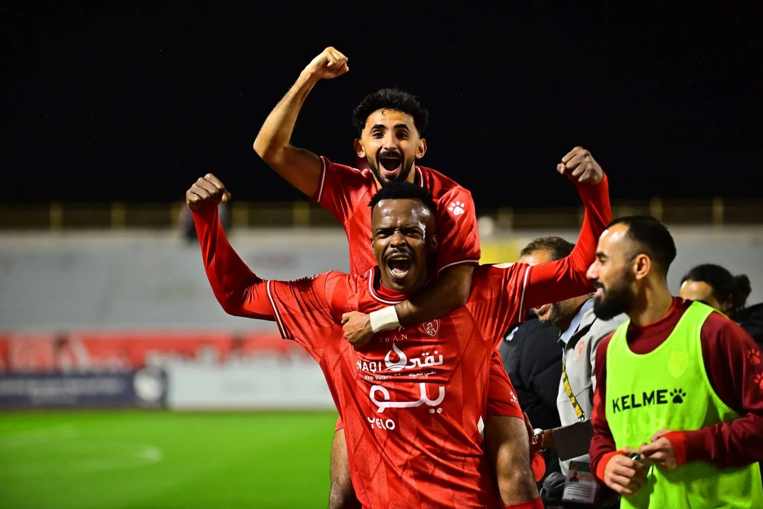 فرحة لاعبي العربي عقب الفوز الكبير على المتصدر (الشرق الأوسط)