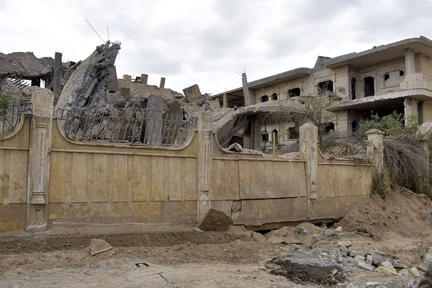 This picture taken on March 26, 2024, shows a view of a damaged building following an air strike in Syria's eastern city of Deir Ezzor. (Photo by AFP)