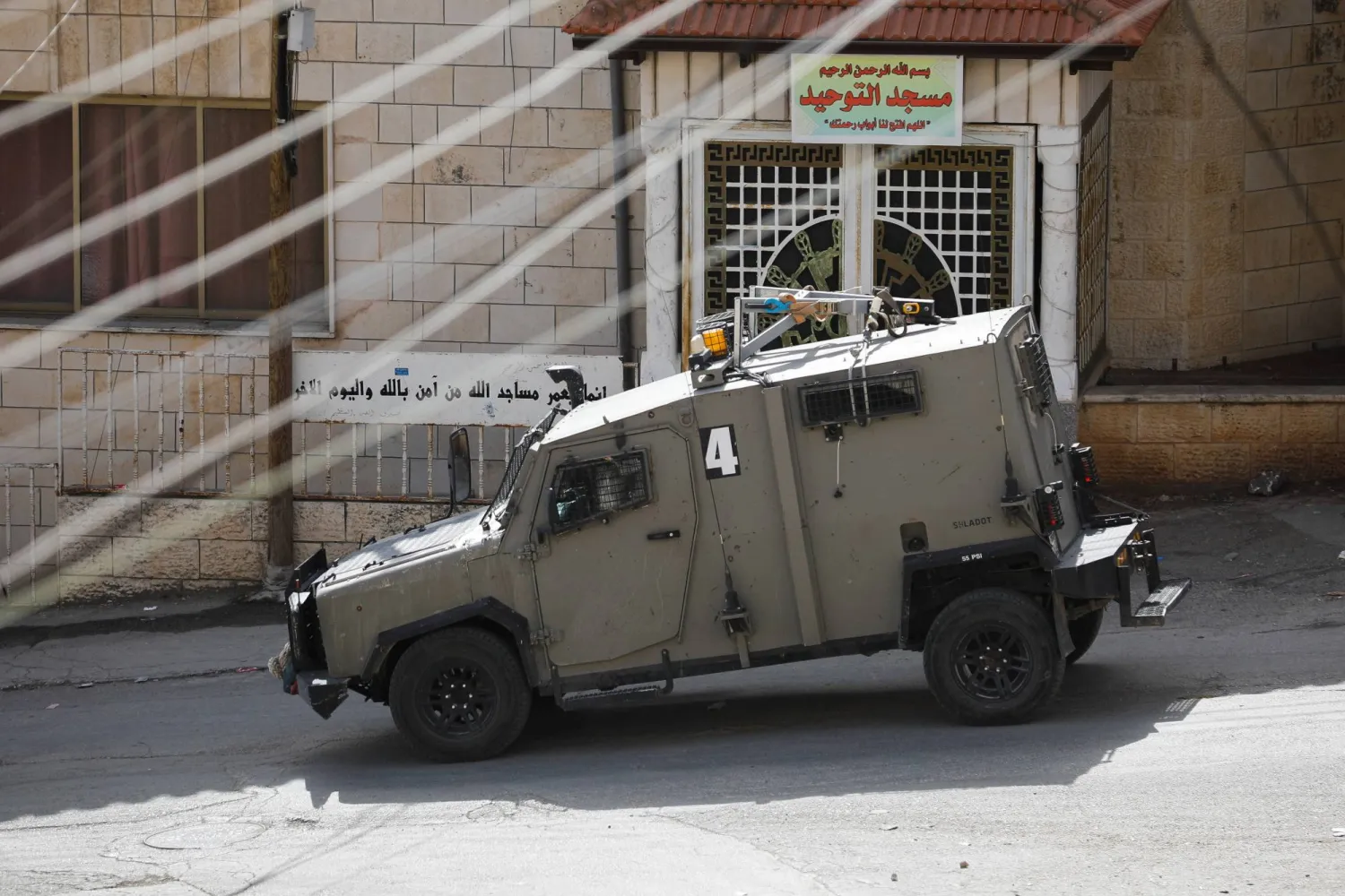 آلية عسكرية إسرائيلية خلال اقتحام بلدة طوباس في الضفة الغربية (رويترز)