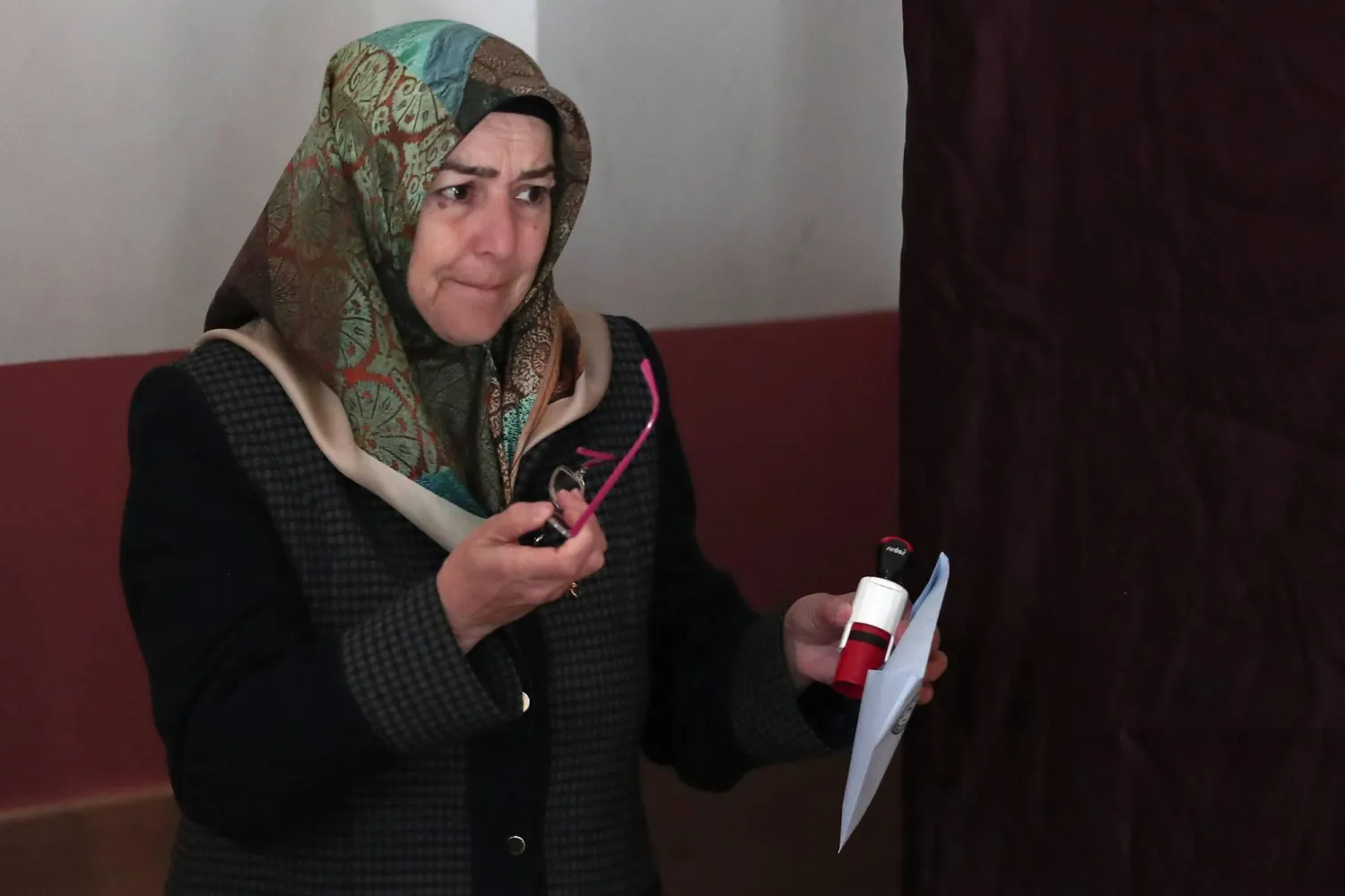 امرأة تصوّت في الانتخابات المحلية بمركز اقتراع في إسطنبول بتركيا (إ.ب.أ)