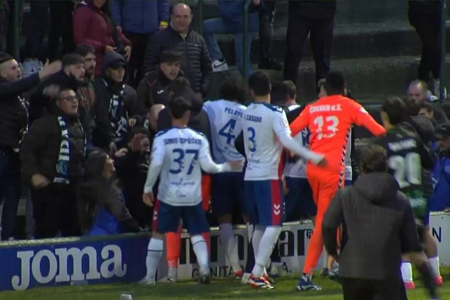 حارس مرمى ماخاداهوند اشتبك مع الجماهير بعد إهاناتهم العنصرية (إكس)