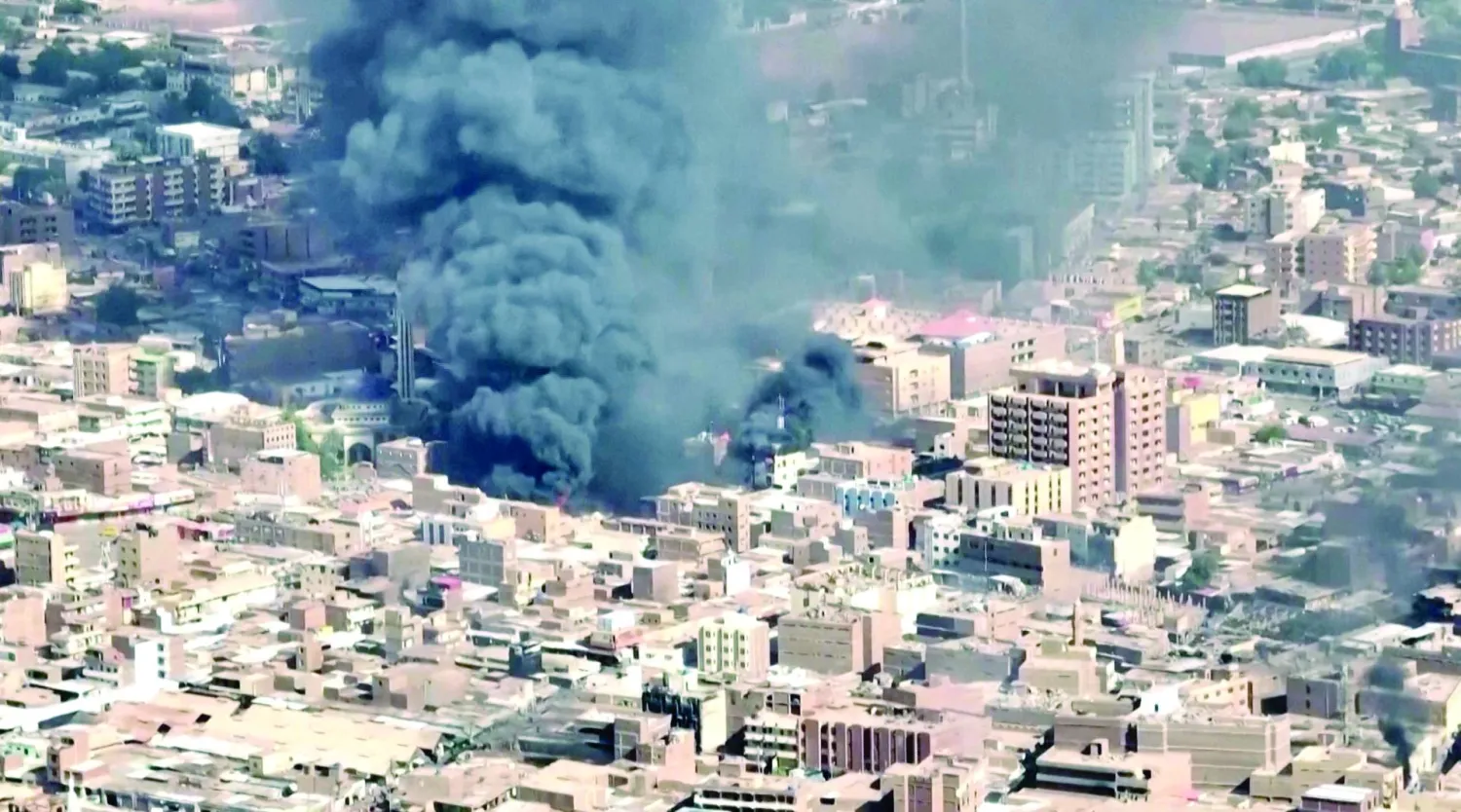 الدخان يتصاعد في مدينة أم درمان بالخرطوم جراء عمليات القصف (رويترز)