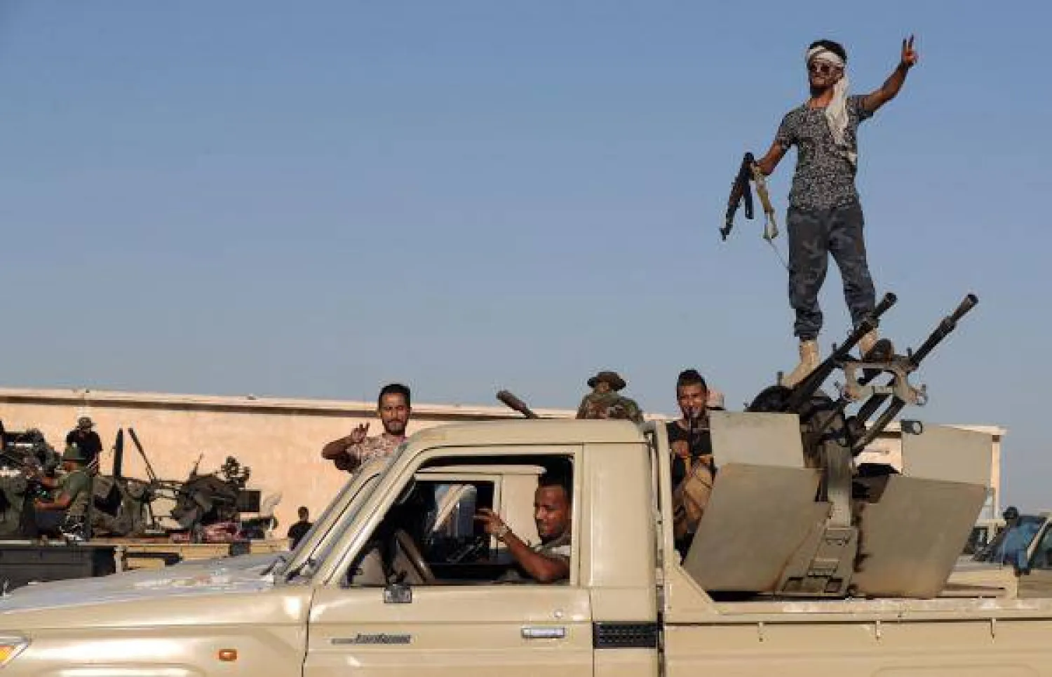 عناصر تشكيلات مسلّحة في طرابلس (الشرق الأوسط)