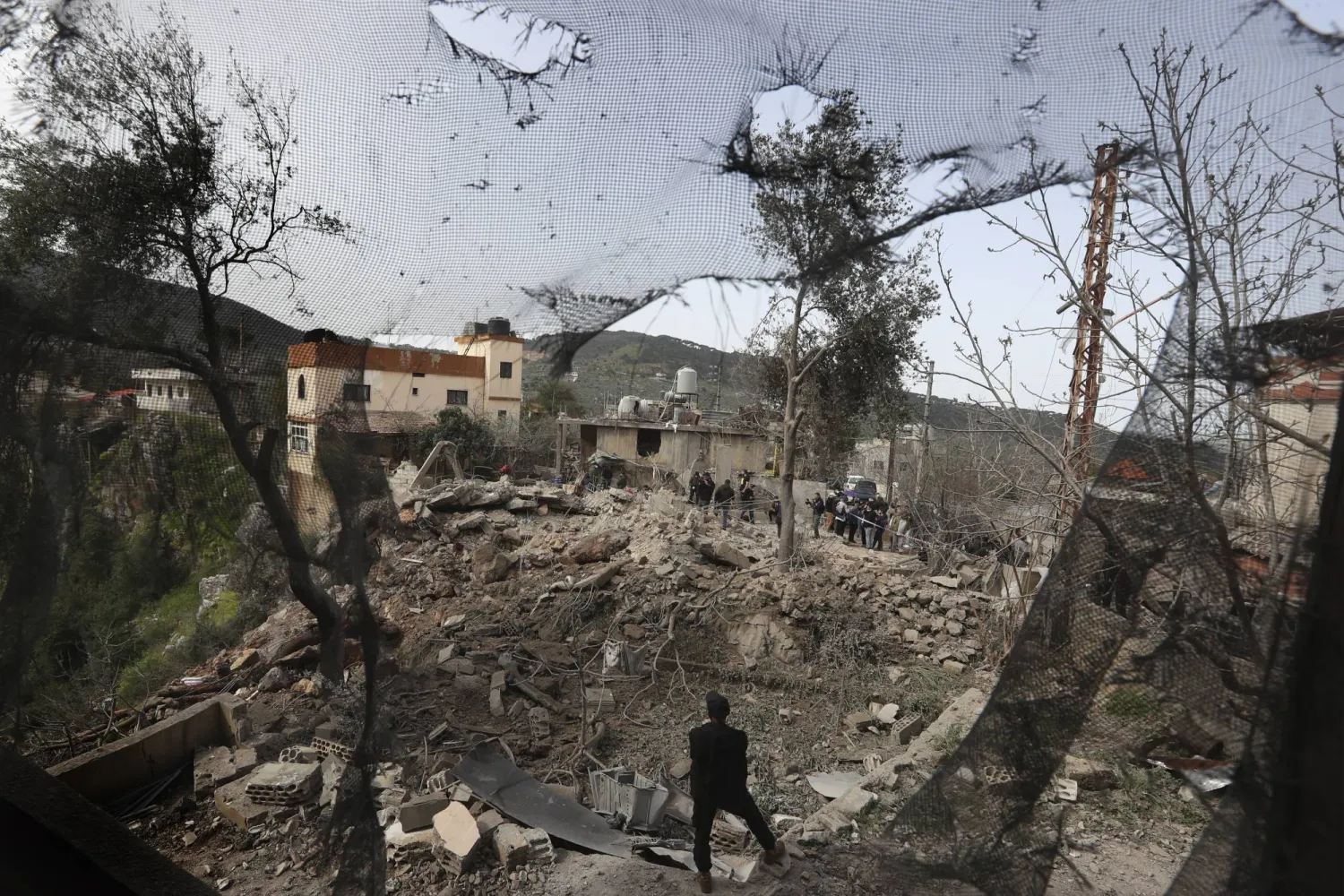 جانب من الدمار جراء القصف الإسرائيلي على جنوب لبنان (أ.ب)