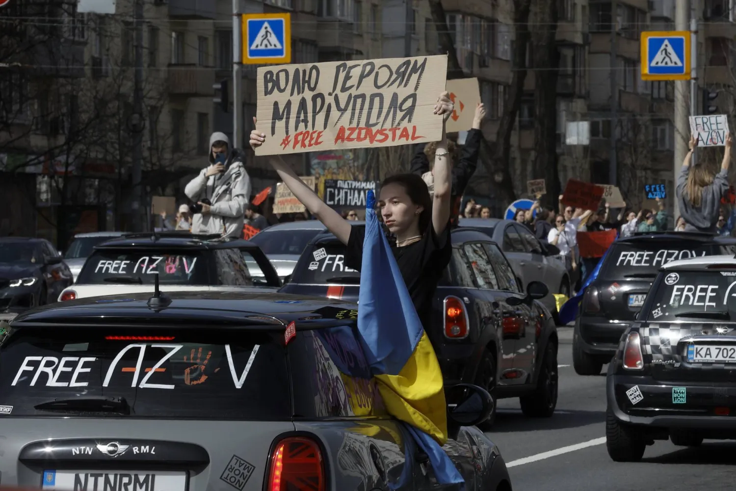 أوكرانيون يتظاهرون في كييف الأحد مطالبين السلطات بإعادة ذويهم العسكريين المحتجزين لدى روسيا (إ.ب.أ)