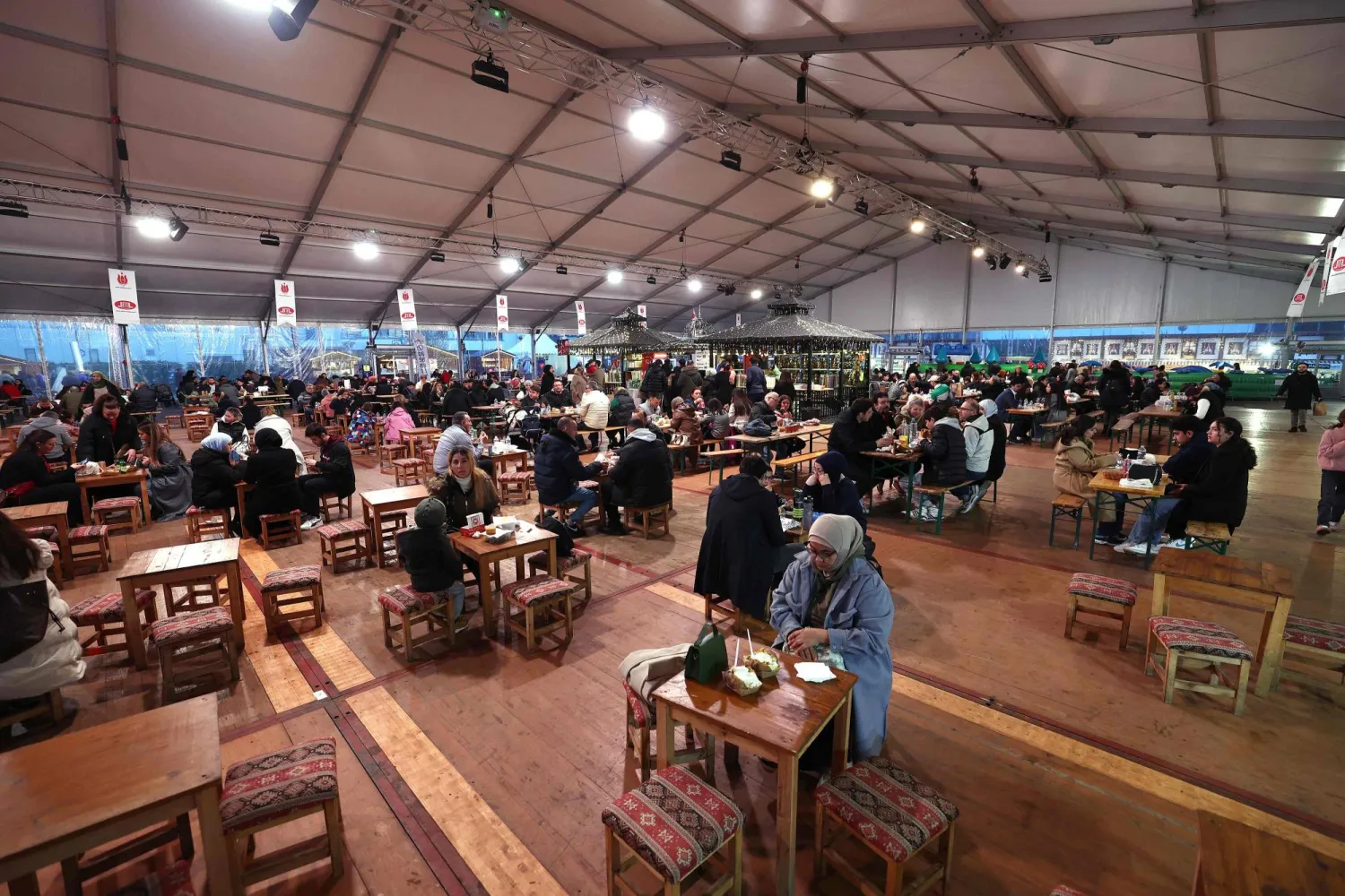 صائمون يفطرون في سوق رمضان بستراسبورغ شرق فرنسا (أ.ف.ب)