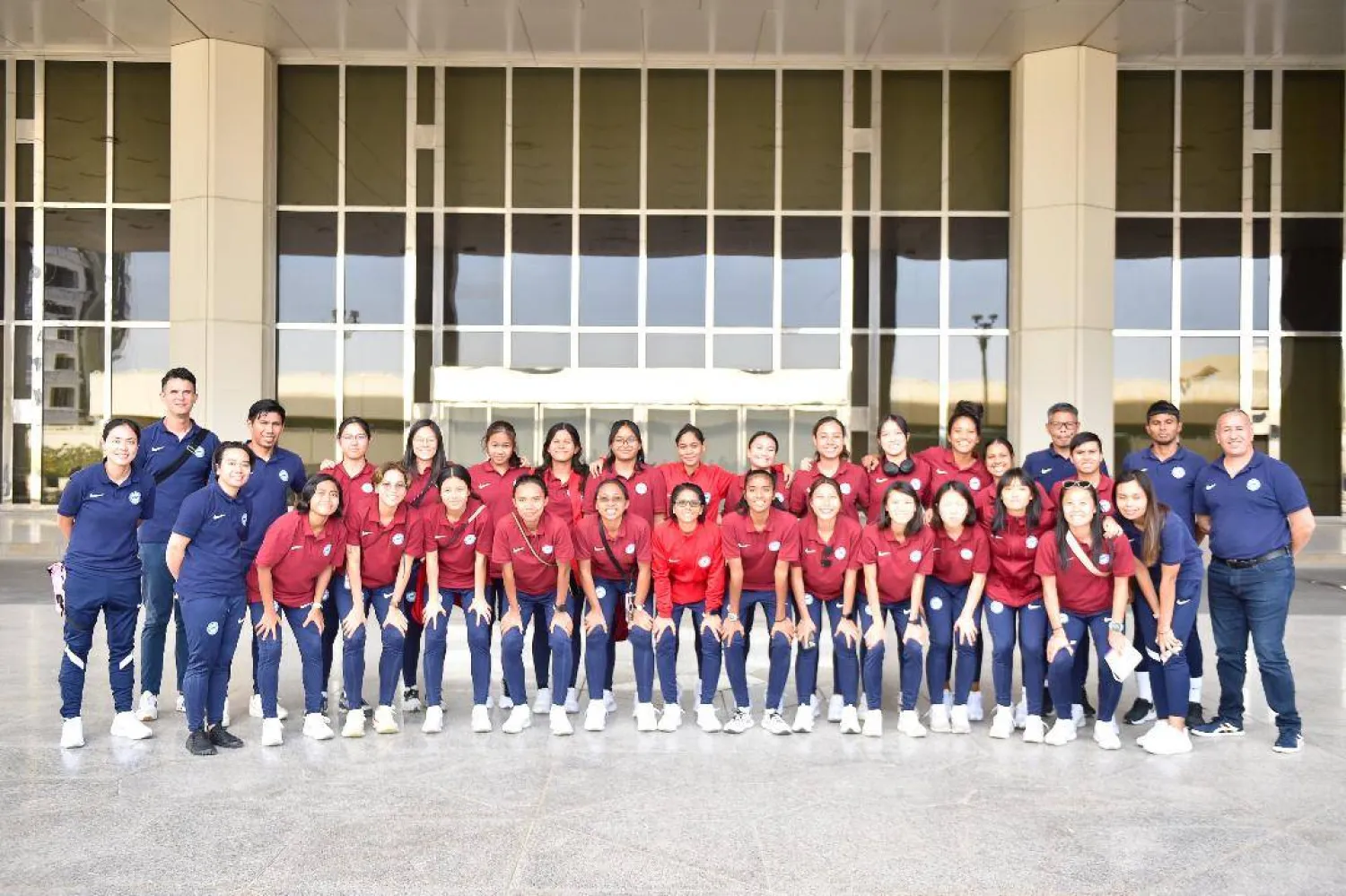 بعثة منتخب سنغافورة للسيدات لدى وصولها مطار الدمام (الشرق الأوسط)