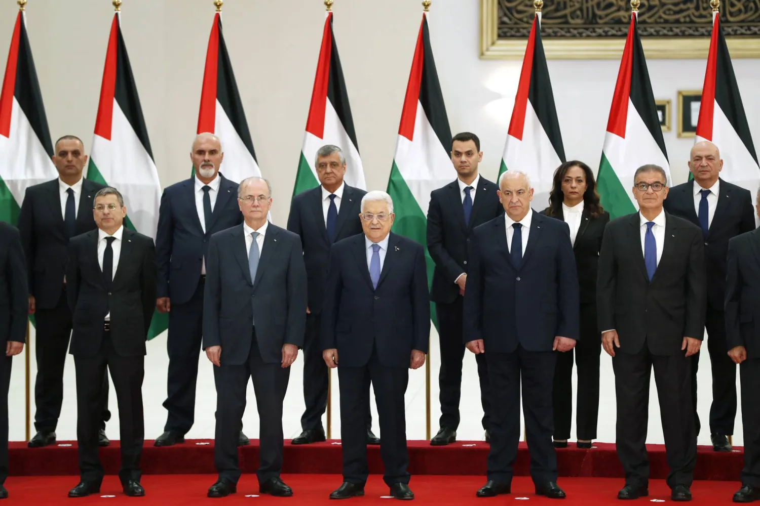 أعضاء الحكومة الفلسطينية الجديدة تؤدي اليمين الدستورية أمام الرئيس محمود عباس (إ. ب.أ)