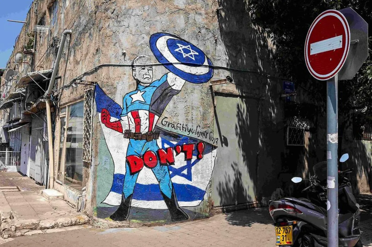 ABD Başkanı Joe Biden'ın Kaptan Amerika olarak tasvir edildiği grafiti de İran saldırılarının ardından gündem oldu (AFP)