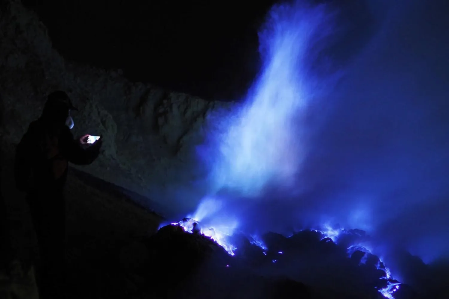 Ijen yanardağından çıkan sülfürik gazların havayla temas ederek yanması, "mavi ateşe" yol açıyor (AA)