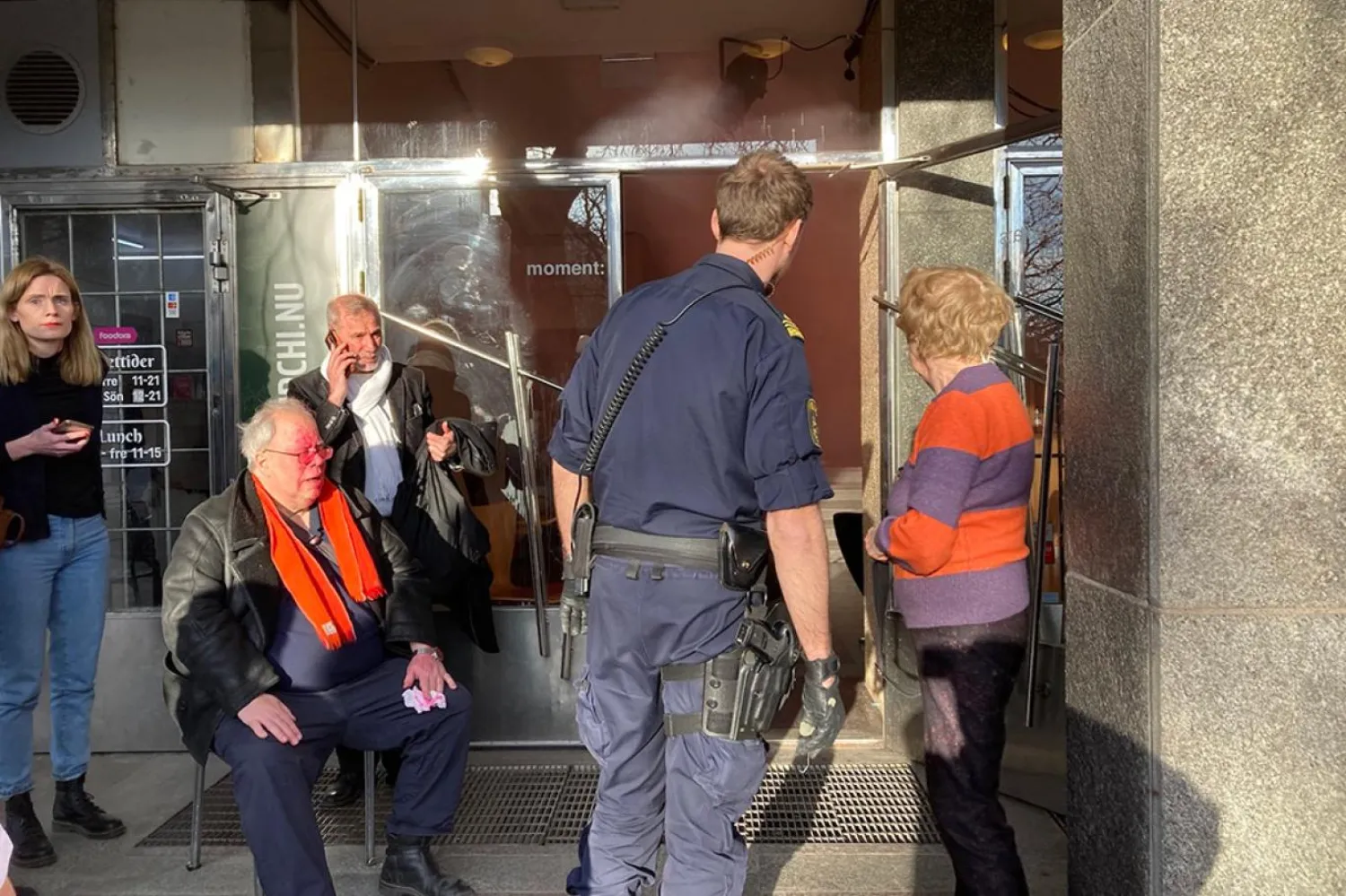 Neo-nazilerin gerçekleştirdiği düşünülen saldırılarda bazı panel katılımcıları saldırganların yumruklarına maruz kalarak yaralandı (Erik Glaad/Expo)