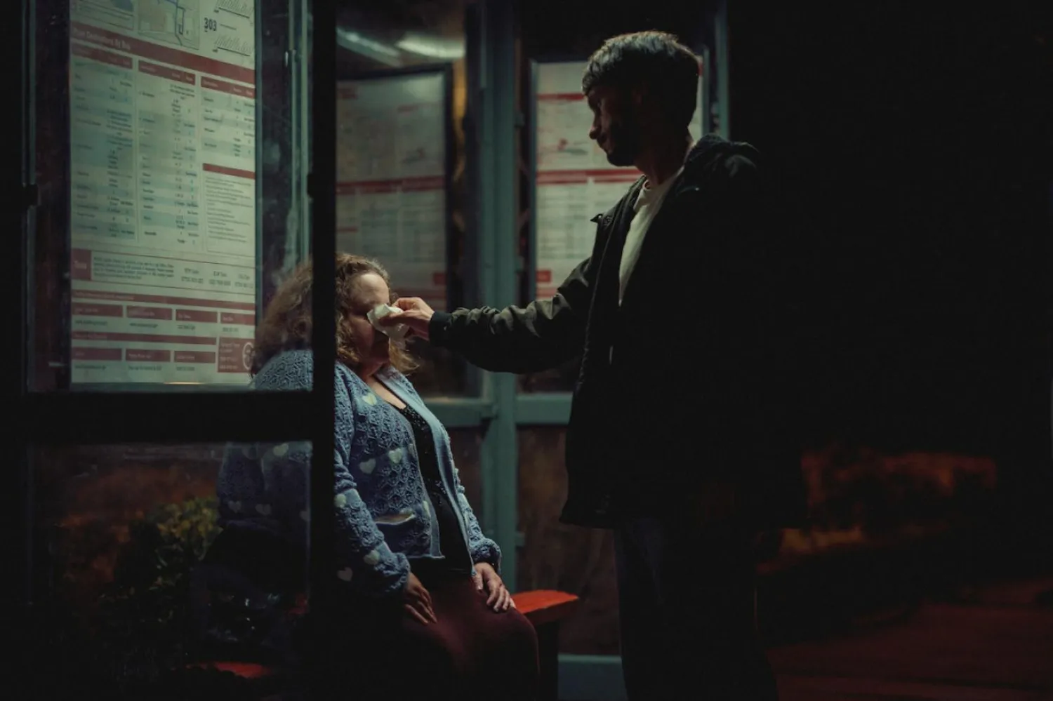 Senarist Richard Gadd, başrolleri Jessica Gunning ve Nava Mau'yla paylaşıyor (Netflix)