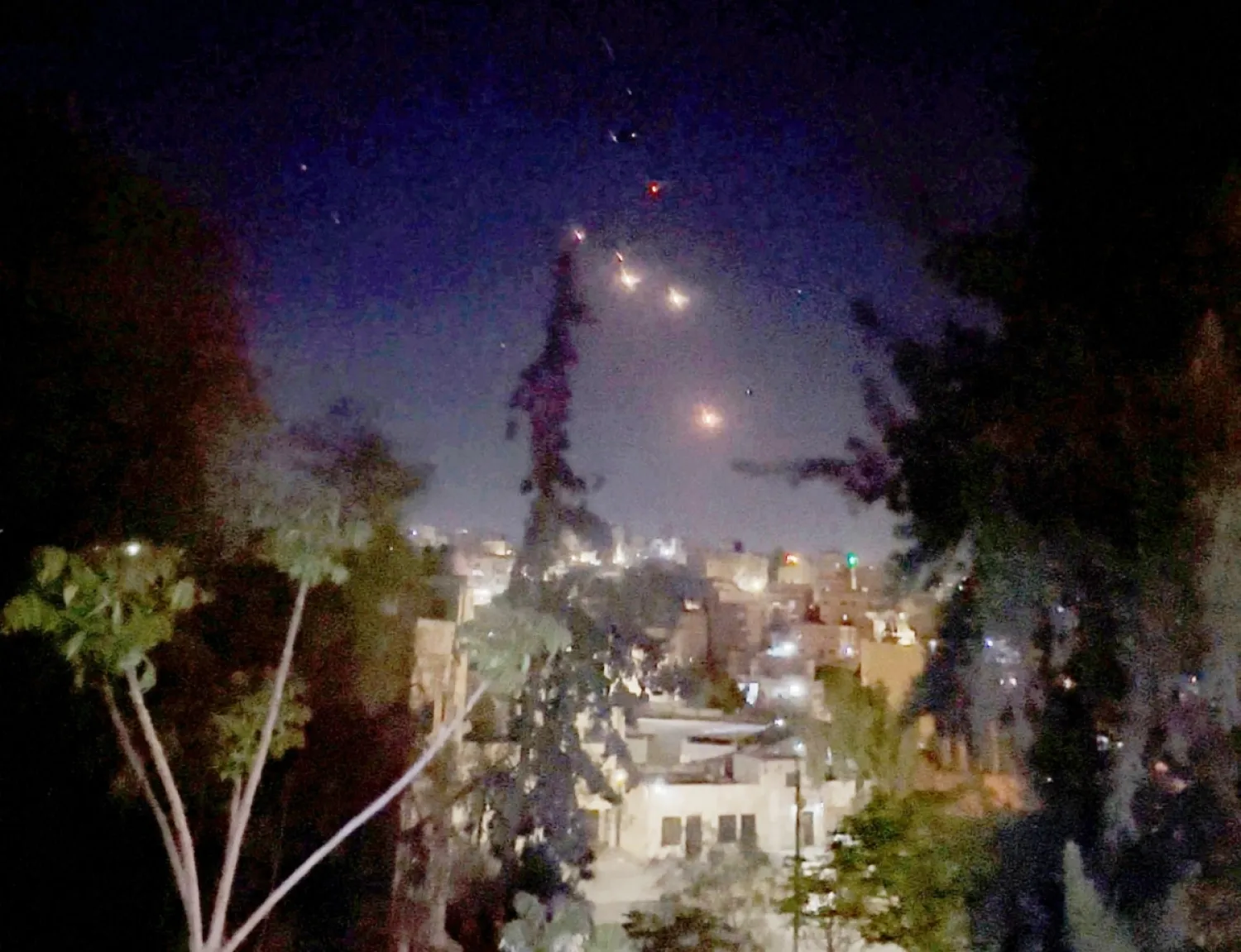 İran füzeleriyle aydınlanan Amman semaları, 14 Nisan 2024 (Reuters)