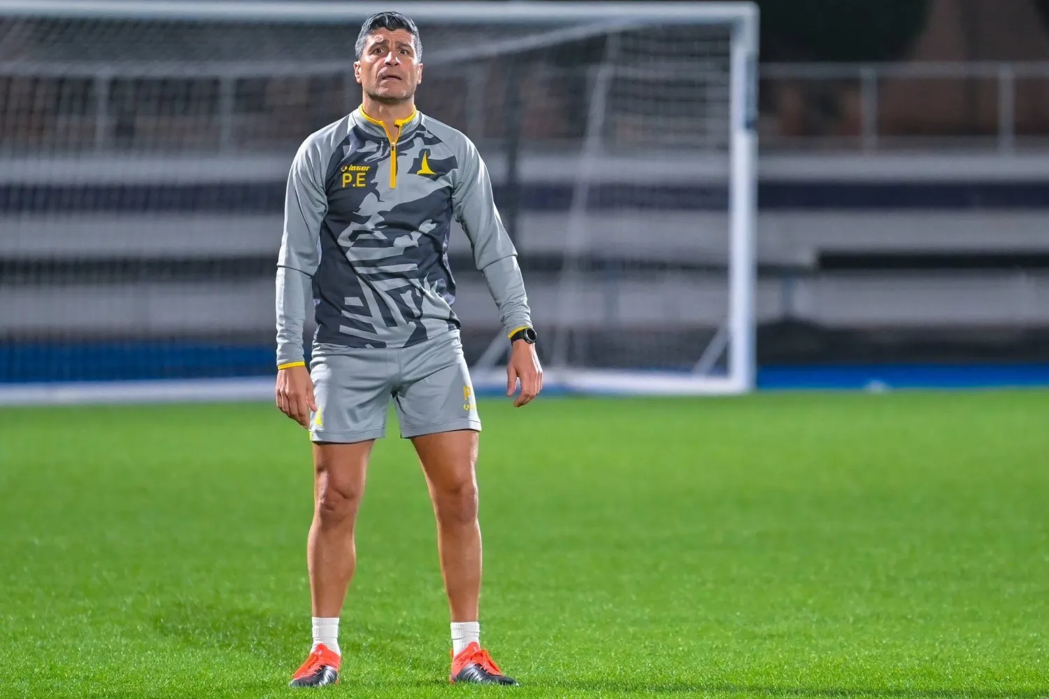 بيدرو مدرب الخليج خلال إشرافه على التدريبات الأخيرة (نادي الخليج)