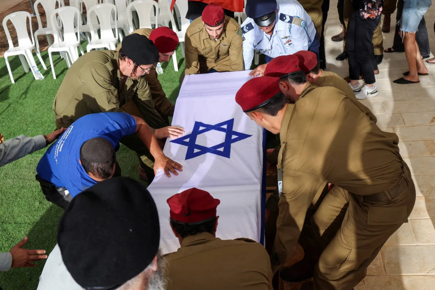 جنود إسرائيليون يحملون نعش أحد زملائهم الذي قتل أثناء العمليات العسكرية في غزة (رويترز)