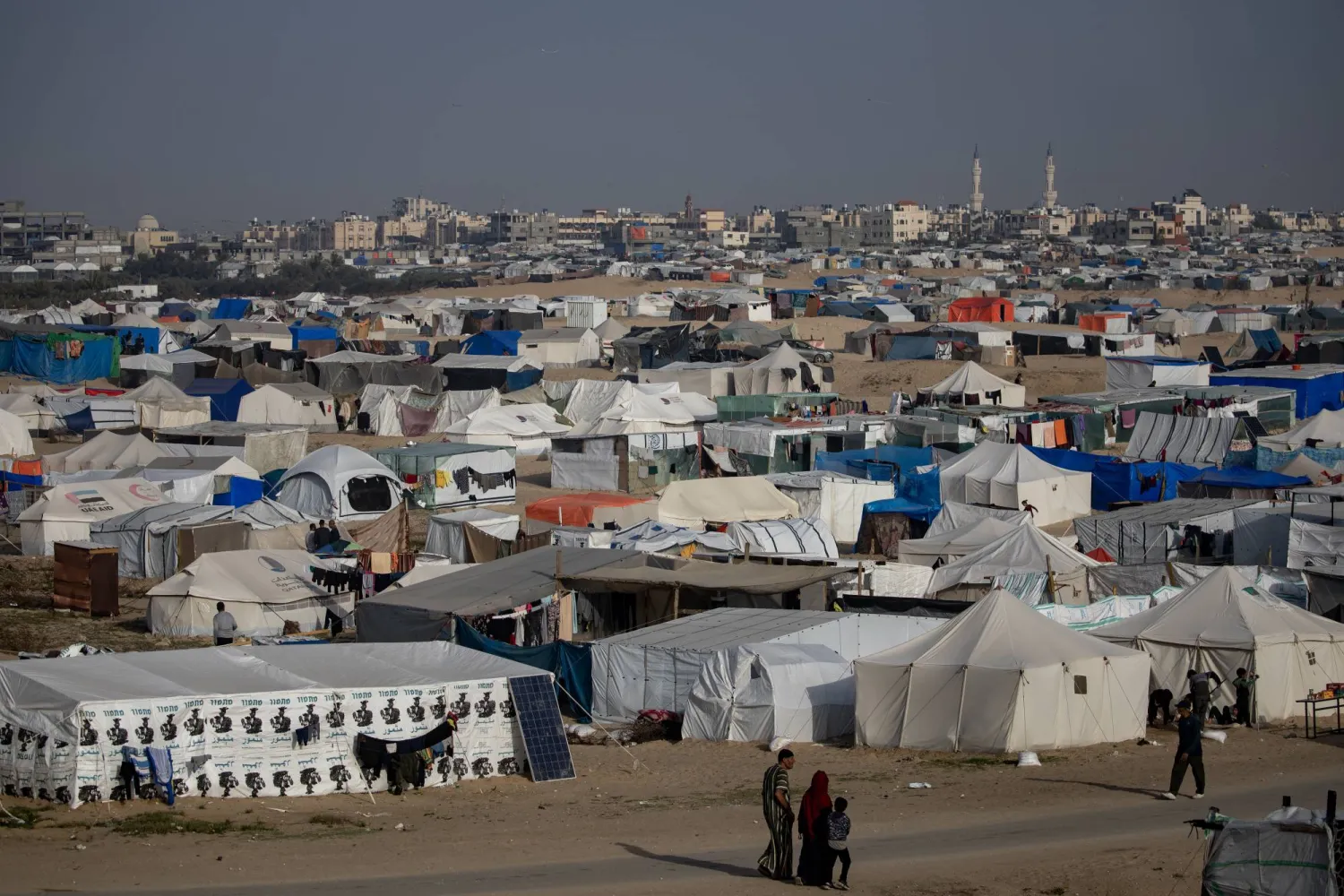 خِيام للاجئين فلسطينيين في رفح (إ.ب.أ)