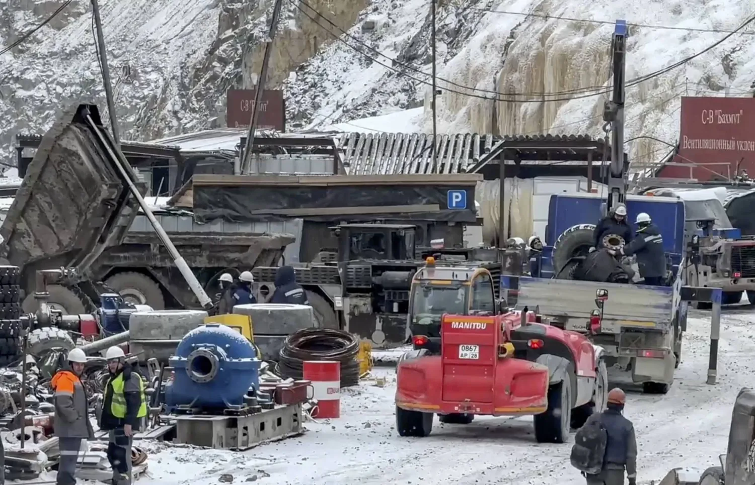 رجال الإنقاذ من وزارة الطوارئ الروسية أثناء عملية بحث وإنقاذ بمنجم الذهب «بايونير» (إ.ب.أ)